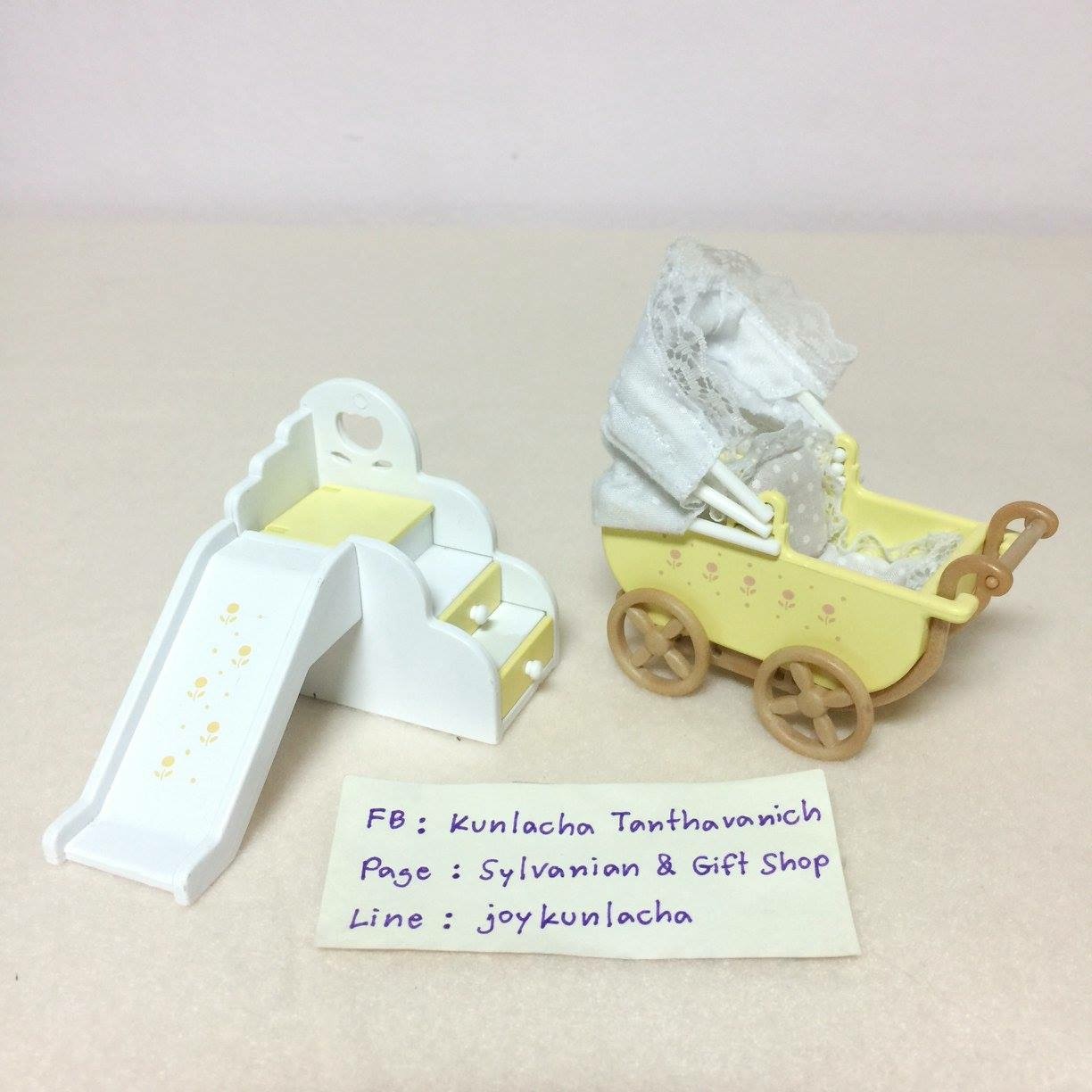 รถเข็นและกระดานลื่นสีเหลืองสำหรับเบบี้ซิลวาเนียน มีรอยทั้ง 2 ชิ้น Sylvanian Families