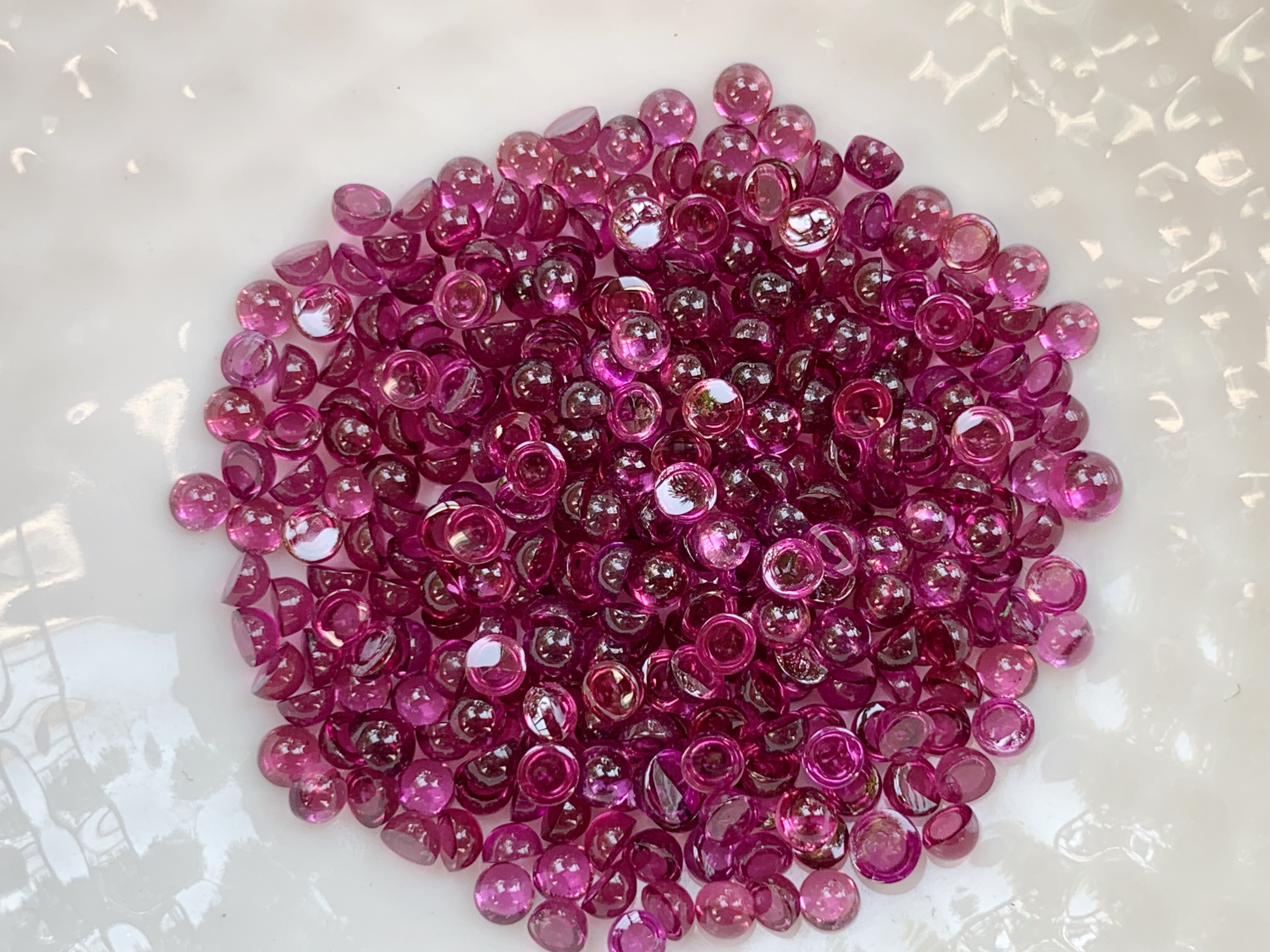 โรโดไลท์กลมหลังเบี้ย 2.5 มม. 5 กะรัต