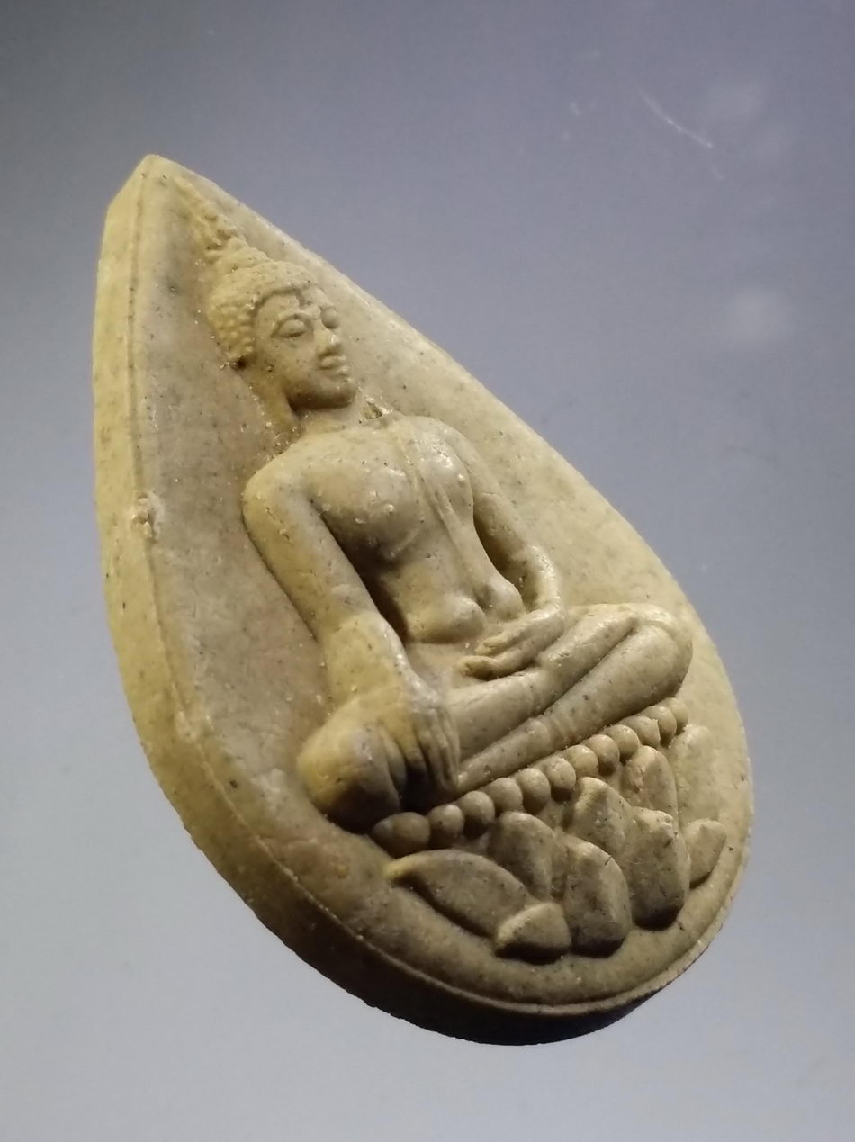 รหัสสินค้า พระมีกล่อง 3719 พระพุทธหลวงพ่อทองคำ วัดไตรมิตรวิทยาราม สร้างปี 2554 เนื้อผงพิมพ์กลีบบัว เจ้าคุณธงชัย ปลุกเสก