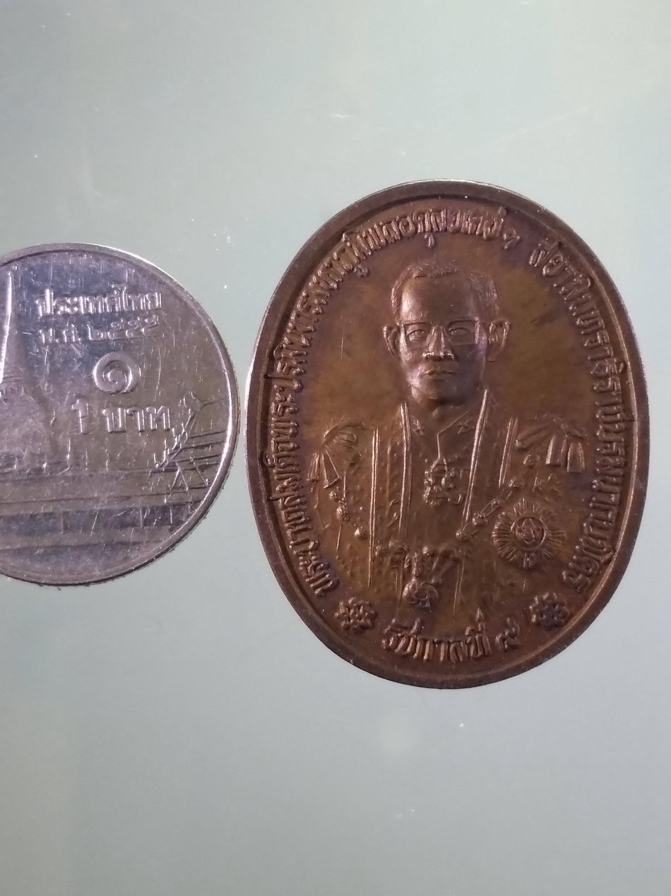 รหัสสินค้า พระมหากษัตริย์ และบุคคลสำคัญ 359 เหรียญในหลวงรัชกาลที่ 9 หลังตราชั่ง ศาลสถิตยุติธรรม ที่ระลึกฉลองสิริราชสมบัติ 50 ปี จัดสร้างปี 2539 เนื้อทองแดง ขนาดเทียบกับเหรียญบาท