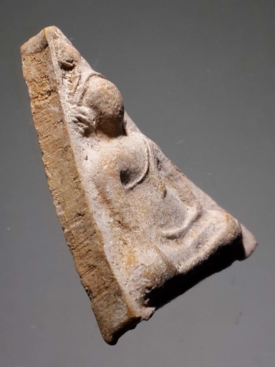 รหัสสินค้า พระไม่ทราบที่ 395 พระนางพญา เนื้อดินเผา หลังเรียบ ไม่ทราบที่