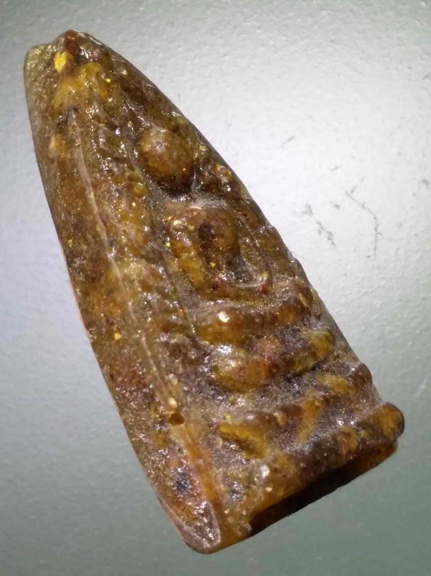 รหัสสินค้า พระไม่ทราบที่ 535 สมเด็จซุ้มแหลม เนื้อกระเบื้องหลังคาโบสถ์ (เนื้อเรซิ่น) ไม่ทราบที่