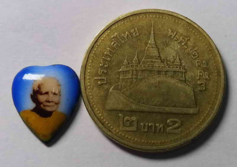 รหัสสินค้า เครื่องราง ล็อตเก็ต ภาพถ่าย 003 ล็อกเก็ตรูปหัวใจ หลวงปู่แหวน วัดดอยแม่ปั๋ง จังหวัดเชียงใหม่ ไม่ทราบปีที่สร้าง