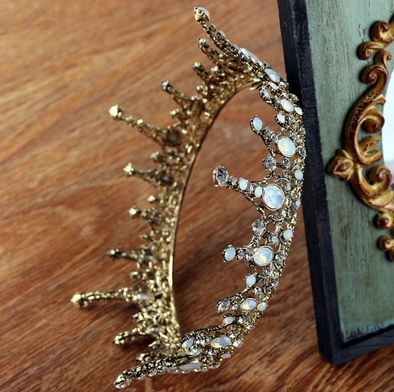 As1144- มงกุฎเพชรตัวเรือนสีทองรมดำสวยทรงเสน่ห์ แต่งเพชรขาวด้านและเพชรวาวที่ส่วนบนสุด ขนาดรองใหญ่สวยหรูดูสง่างามไม่เหมือนใคร สวยเหมือนแบบใช้ได้ตั้งแต่เด็กเล็ก5ขวบ-เด็กโตหรือผู้ใหญ่