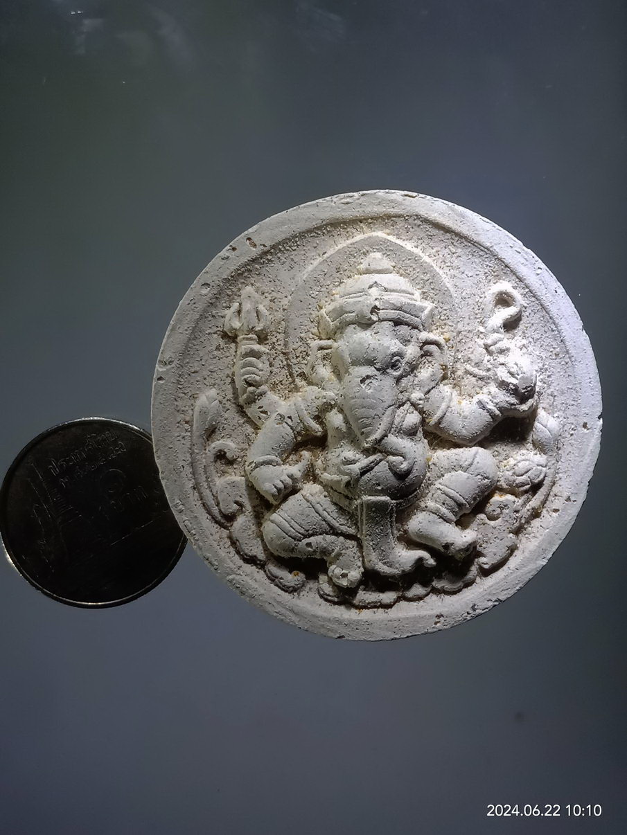 รหัสสินค้า พระเนื้อดิน เนื้อผง เนื้อว่าน 026 พระพิฆเณศวร เทพเจ้าแห่งความสำเร็จ หลังหนุมานเชิญธง ประทับสิงห์ หลวงพ่อแล วัดพระทรง จังหวัดเพชรบุรี สร้างปี 2550