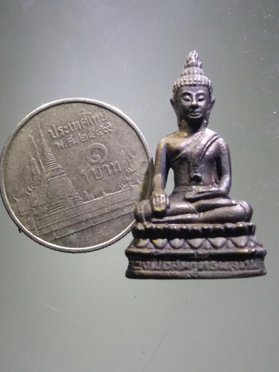 รหัสสินค้า พระมีกล่อง 3896 พระกริ่งเนื้อนวโลหะ หลวงพ่อสัมฤทธิ์ผลทันใจ สำนักปฏิบัติธรรมเขาพลอย อำเภอสัตหีบ จังหวัดชลบุรี จัดสร้างปี 2555