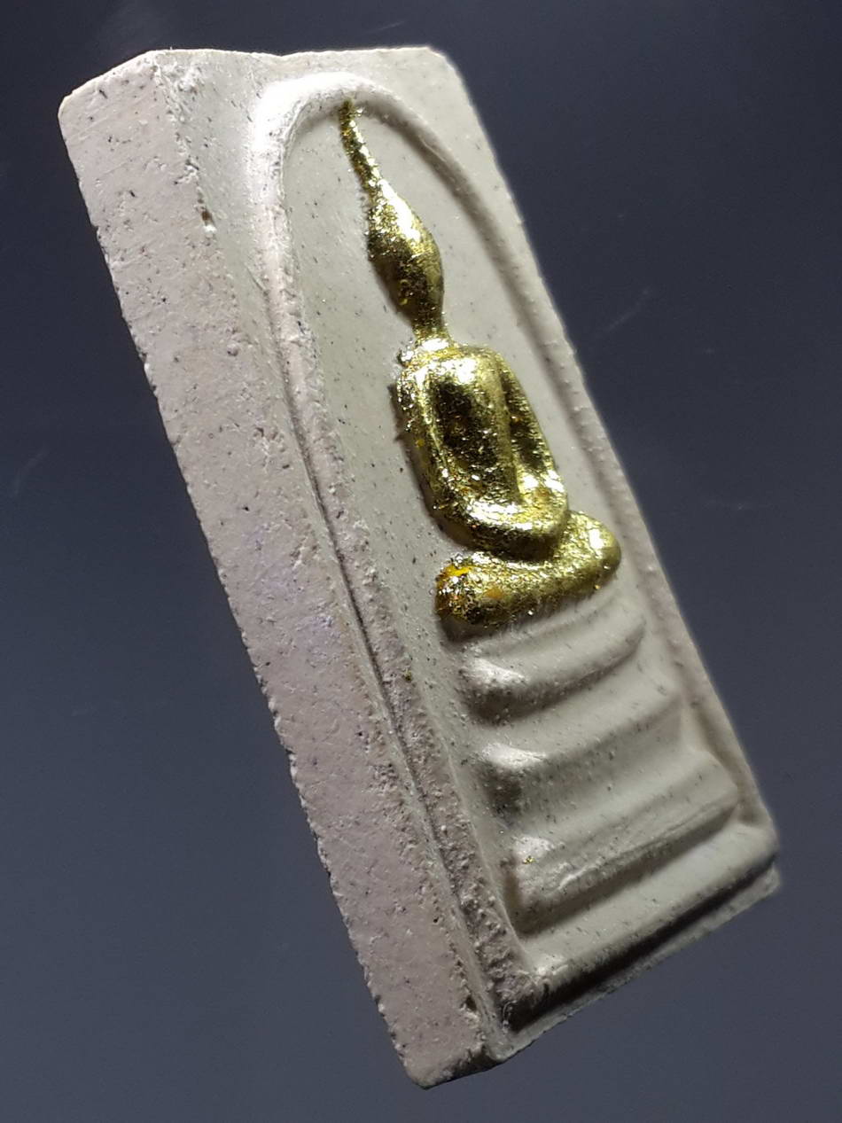 รหัสสินค้า พระสมเด็จ วัดต่างๆ 546 พระสมเด็จมหานิยม เนื้อผงปิดทองคำเปลว วัดชนะสงคราม พระสภาพสวย ซองเดิมยังอยู่ครับ พระรายการนี้ให้เช่าบูชาแล้ว