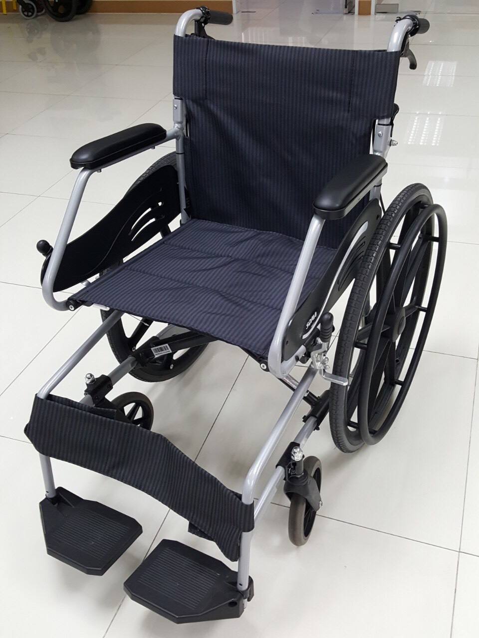 รถเข็นอลูมินัมอัลลอยด์โซม่า SOMA รุ่น SM 150.3 F24 (WheelChair SOMA 150.3 F24) ล้อหลังใหญ่ น้ำหนักเบา แข็งแรงทนทาน ของแท้ รับประกันศูนย์ไทย 1 ปี