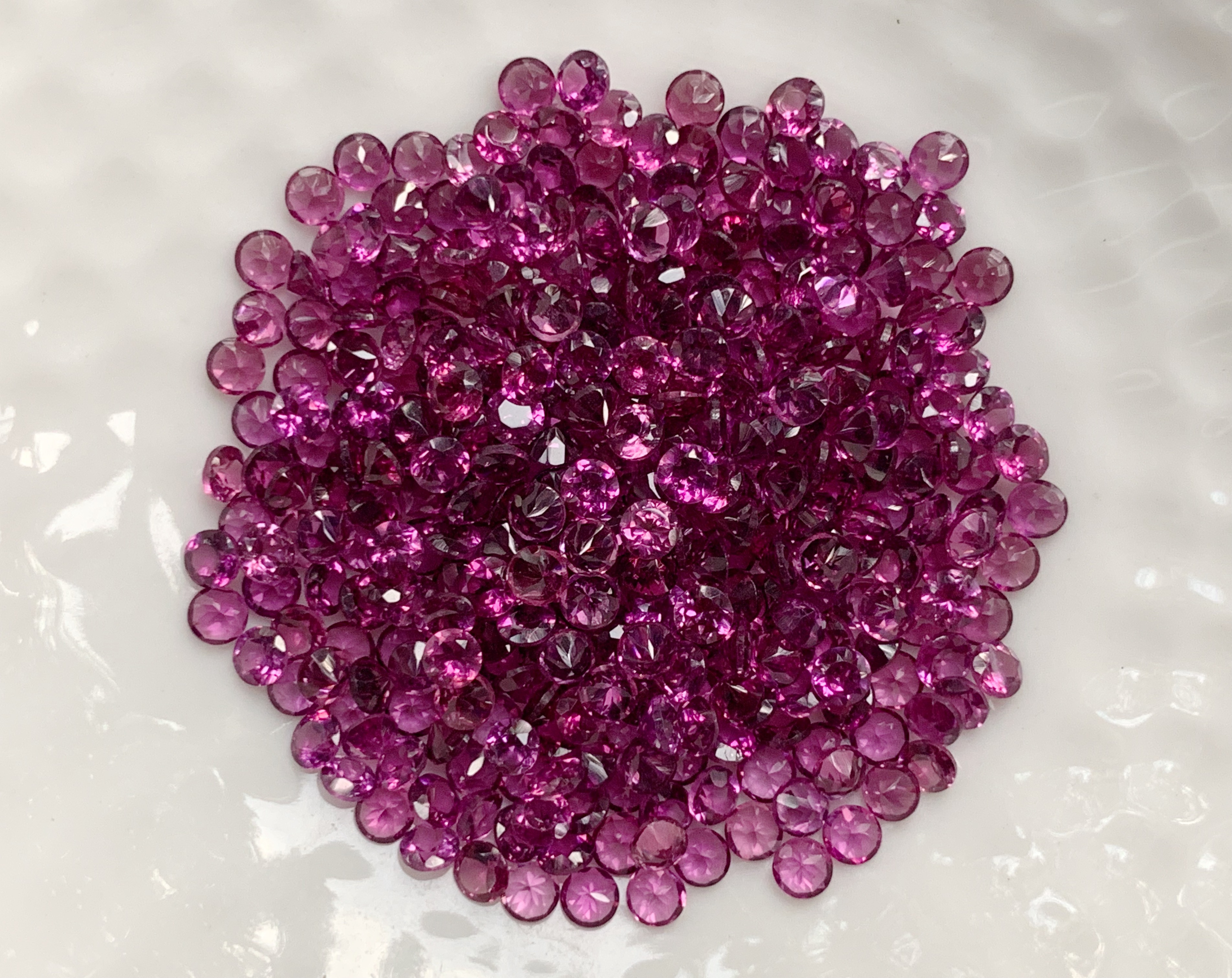 โรโดไลท์ม่วงกลม 2.5 มม. 5 กะรัต