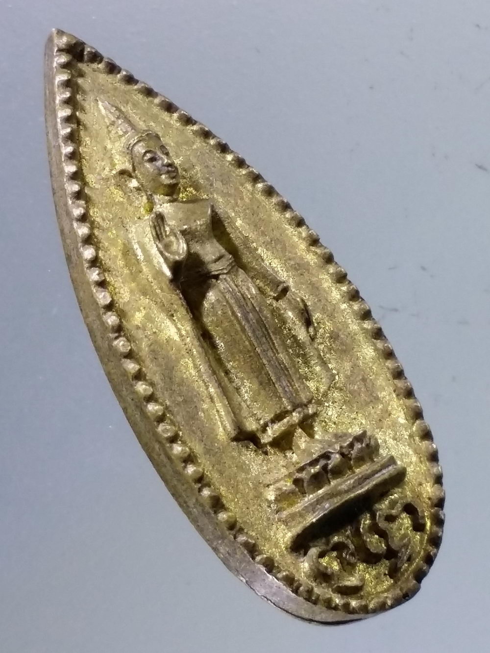 Antig Pim 275 เหรียญหล่อหยดน้ำ เนื้อทองระฆัง พระร่วงโรจนฤทธิ์ วัดพระปฐมเจดีย์ จังหวัดนครปฐม ด้านหลัง มีโค๊ตหล่อในตัว เป็นตัวอักษร ม.๕