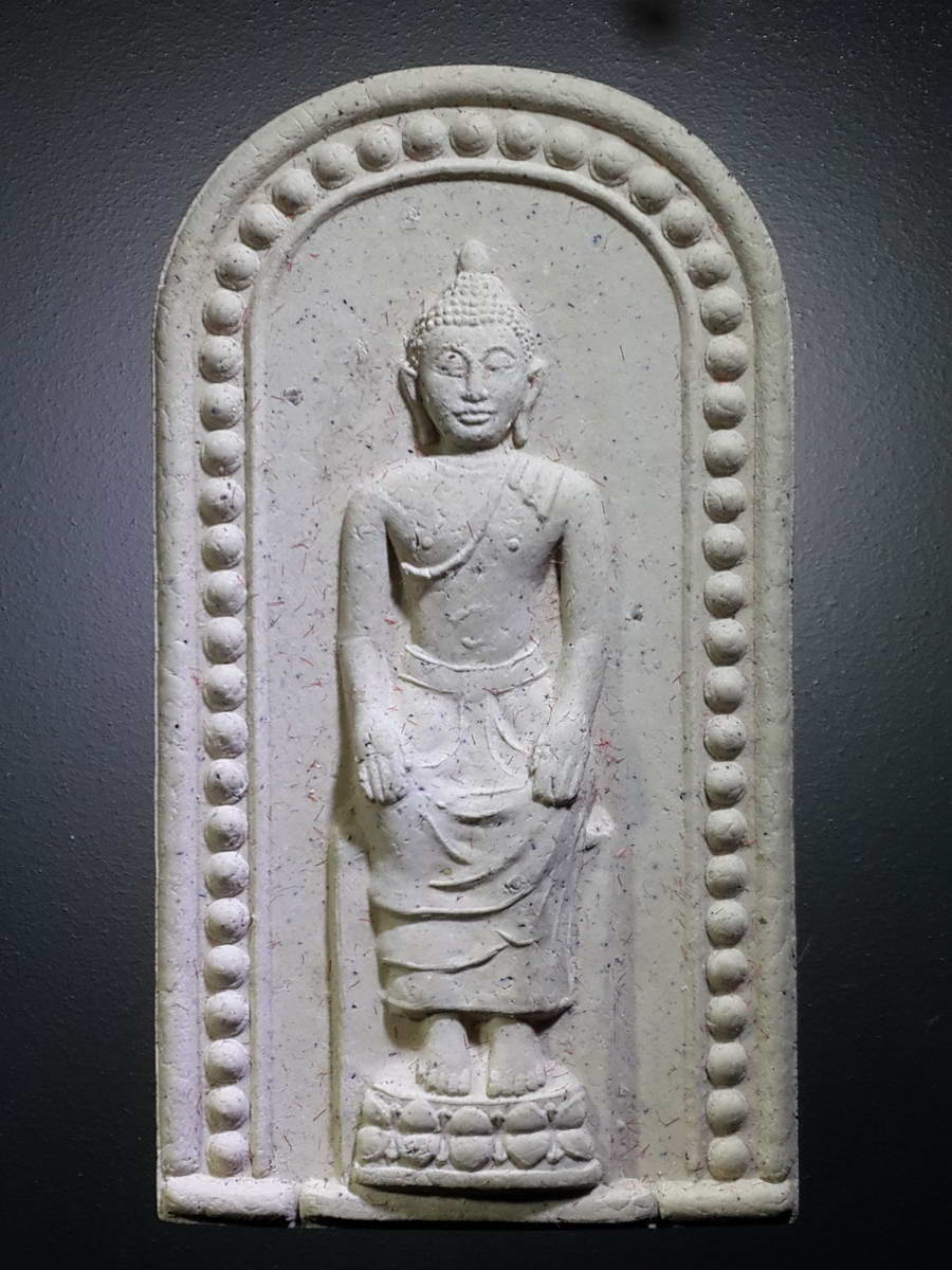 รหัสสินค้า พระมีกล่อง 420 พระผงหลวงพ่อธรรมจักร วัดดาวโด่ง อำเภอเมือง จังหวัดสมุทรสงครามสร้างปี 2548 พิมพ์ใหญ่