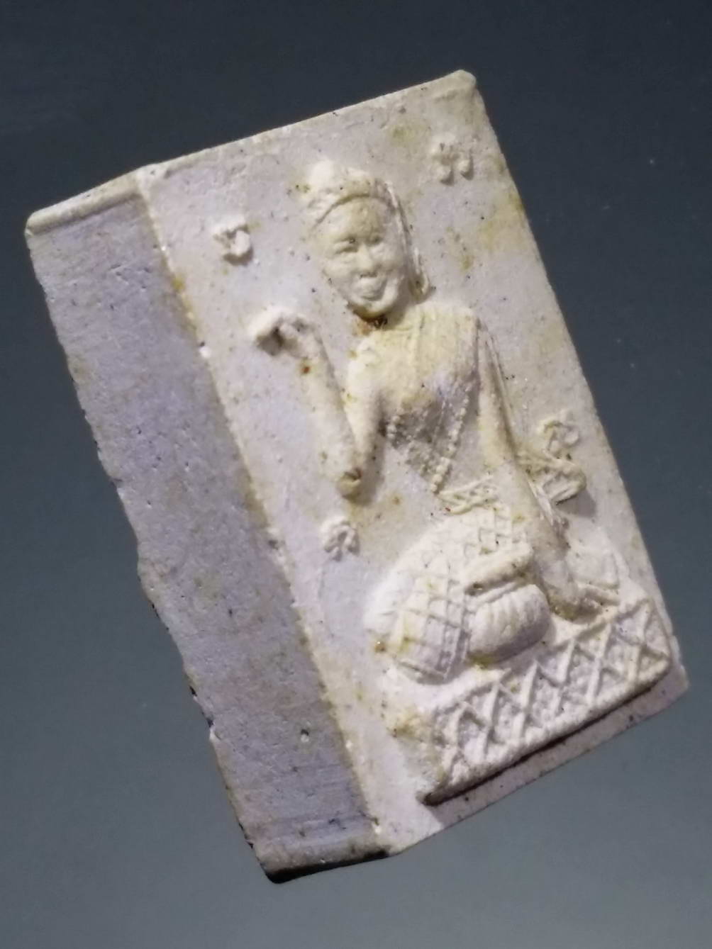 รหัสสินค้า พระไม่ทราบที่ 267 แม่นางกวักเนื้อผง หลังยันต์นะชาลีติ ไม่ทราบสำนัก