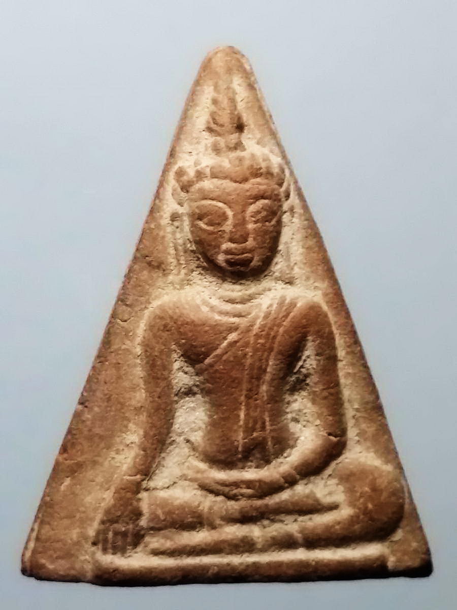 รหัสสินค้า พระไม่ทราบที่ 431 พระนางพญาเนื้อดินเผา พิมพ์สามเหลี่ยม ไม่ทราบที่ พระรายการนี้ให้เช่าบูชาแล้ว