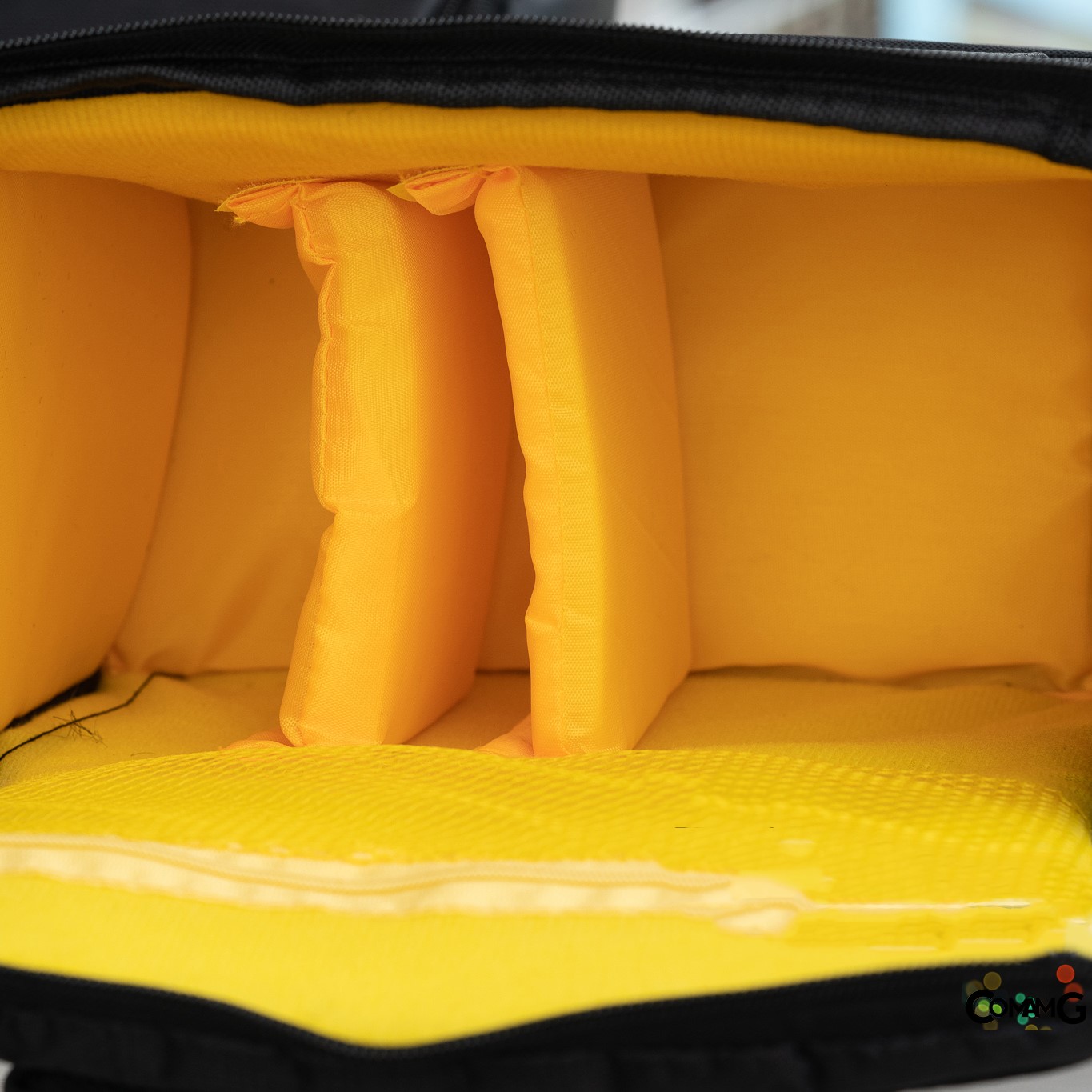 กระเป๋าใส่กล้อง สายสะพายไหล่ มีช่องแบ่งด้านใน