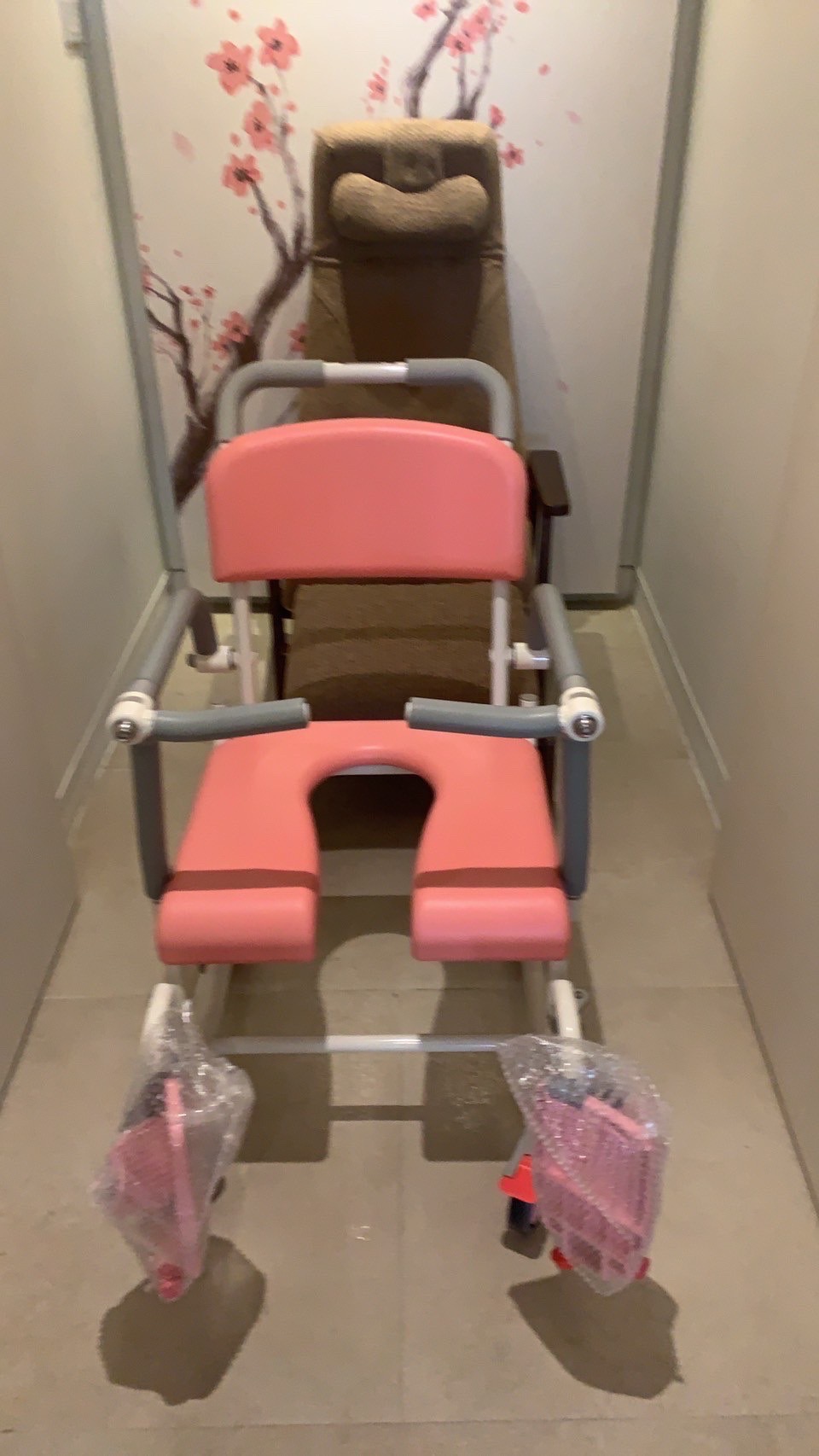 รถเข็นคร่อมสุขภัณฑ์ อาบน้ำ นั่งถ่าย อเนกประสงค์ Matsunaga Wheelchair รุ่น SW21W (入浴関連) แบรนด์จากประเทศญี่ปุ่น (รุ่นยอดนิยม)
