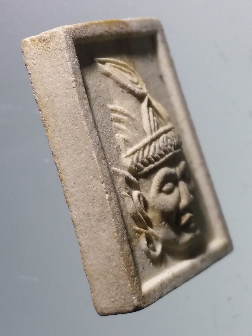 รหัสสินค้า พระไม่ทราบที่ 572 เศียรพ่อแก่ หลังพระพิฆเณศวร ไม่ทราบที่