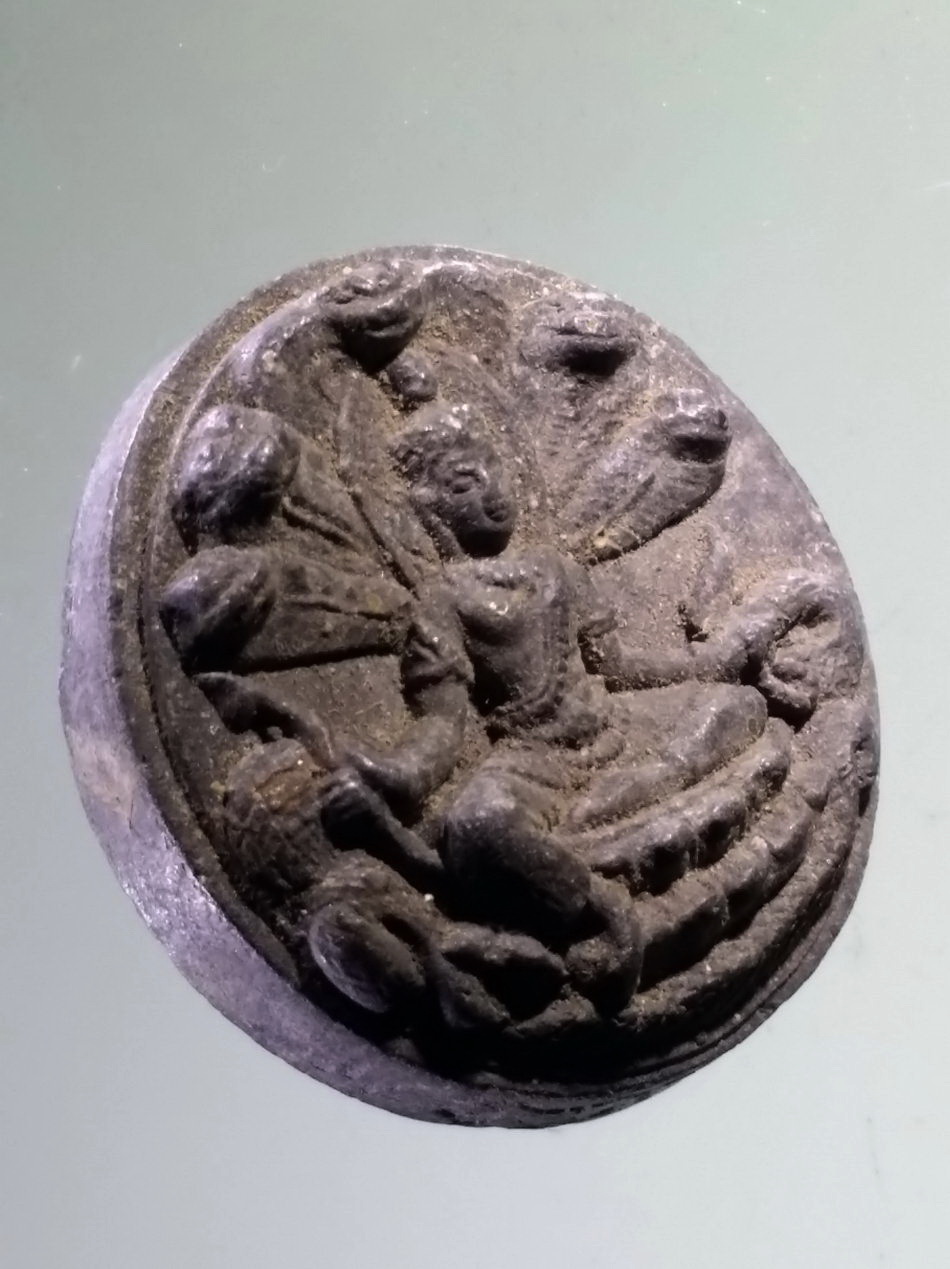 รหัสสินค้า จตุคามรามเทพ 933 พระเทวราชโพธิสัตว์จตุคามรามเทพ เนื้อว่านกากยายักษ์ พิมพ์เล็ก ไม่ทราบรุ่น ไม่มีกล่องครับ พิมพ์ทรงคล้ายกับ รุ่นมหาปาฏิหาริย์มั่งมีทรัพย์