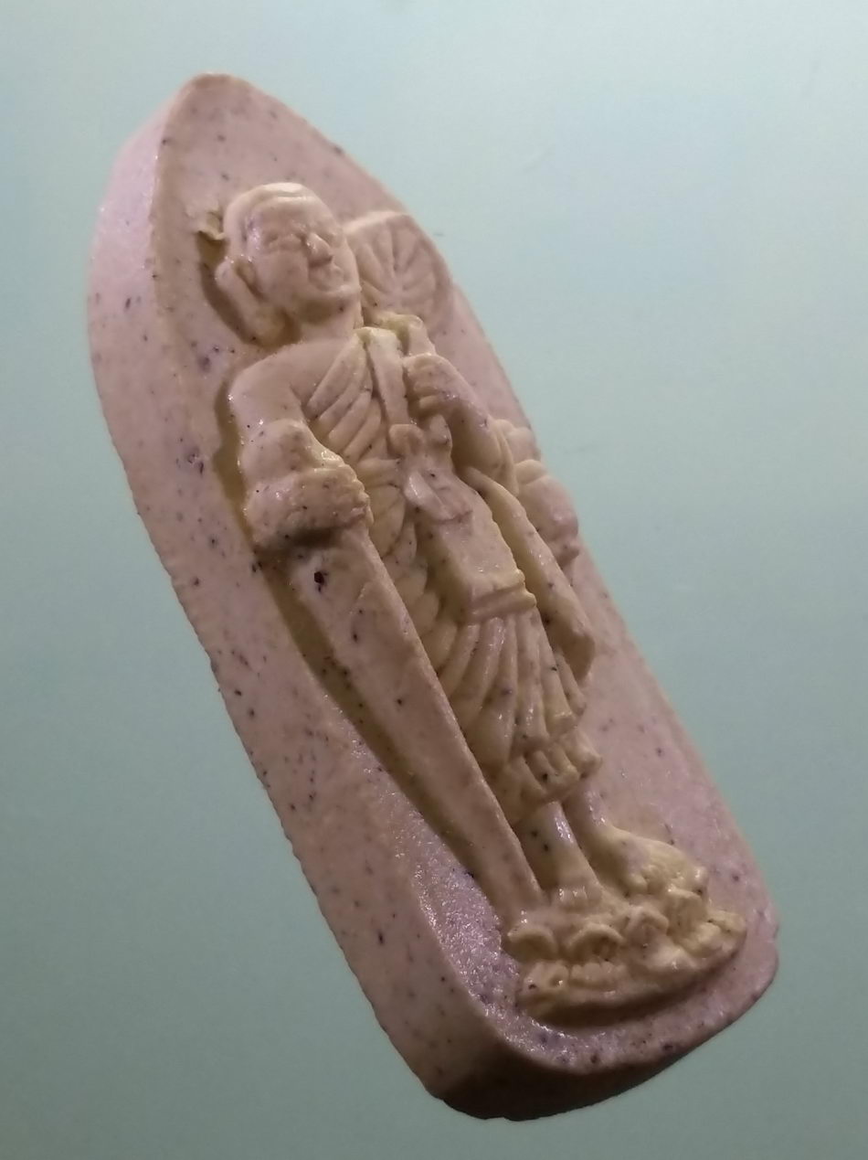 รหัสสินค้า พระมีกล่อง 4042 พระสิวลีเนื้อผง หลังยันต์ อะ อิ เรา กะ ลา โภ รายนามชื่อผู้สร้าง อยู่ที่หน้ากล่อง