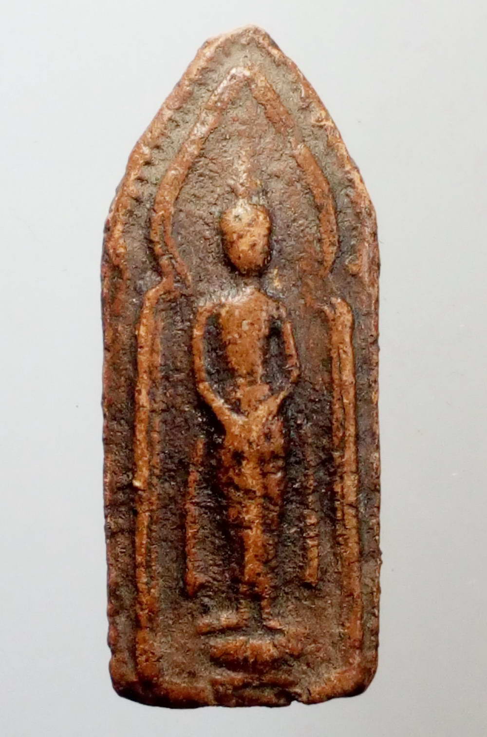 รหัสสินค้า พระไม่ทราบที่ 123 พระเนื้อดินพิมพ์ยืน ปางถวายเนตร (พระประจำวันอาทิตย์) อาจจะเป็นพระกรุ ไม่ทราบที่ พระมีรอยกระเทาะบิ่นมุมบน ทางด้านหลัง พิจารณาก่อนเช่าบูชานะครับ พระรายการนี้ให้เช่าบูชาแล้ว