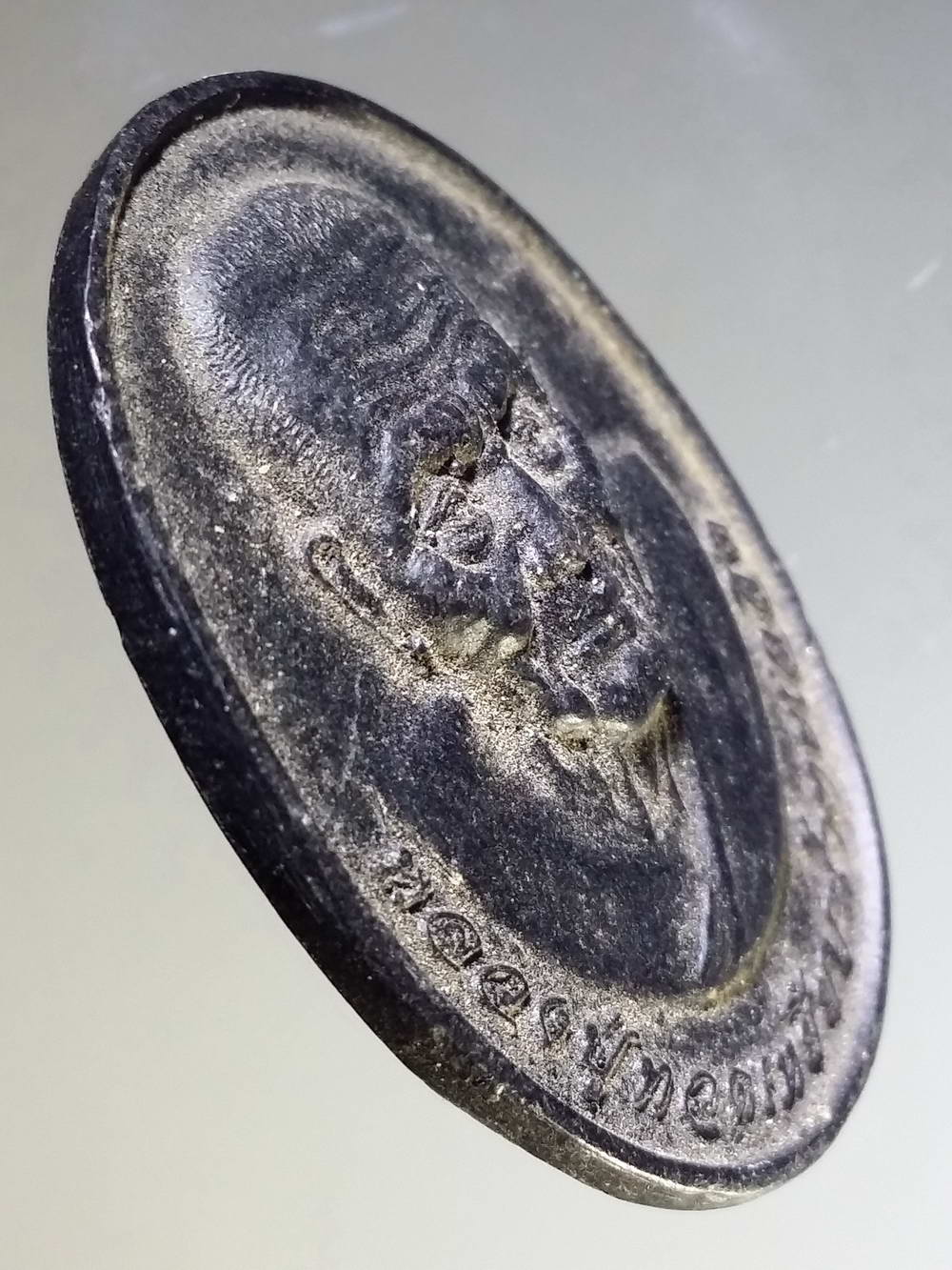 รหัสสินค้า หลวงปู่ทวด วัดต่างๆ 232 หลวงปู่ทวด เหยียบน้ำทะเลจืด พิมพ์รูปไข่ เนื้อเรซิ่น ไม่ทราบวัดที่สร้าง