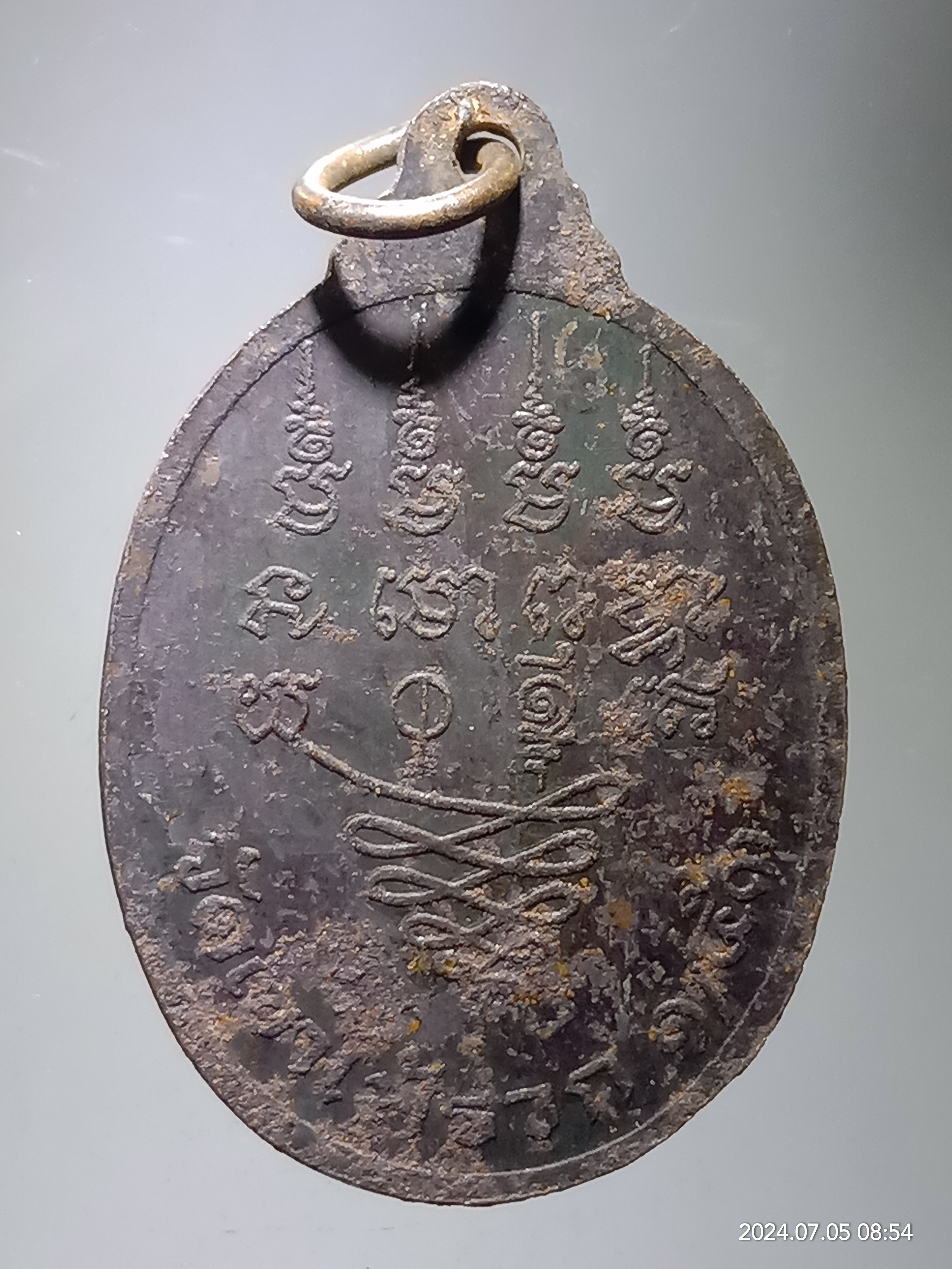 รหัสสินค้า เหรียญพระพุทธ 152 เหรียญพระพุทธปางถวายเนตร หลวงปู่ดำ วัดเขาไม้รวก เหรียญนี้สภาพผิวเขรอะมากไม่ทราบว่าเป็นเนื้อเงินหรือเปล่า เอาเป็นว่าผมขายให้ราคาเนื้อกะไหลเงินนะครับ ถ้าเป็นเนื้อเงิน ก็ถือว่าเป็นโชคดีของท่านไป