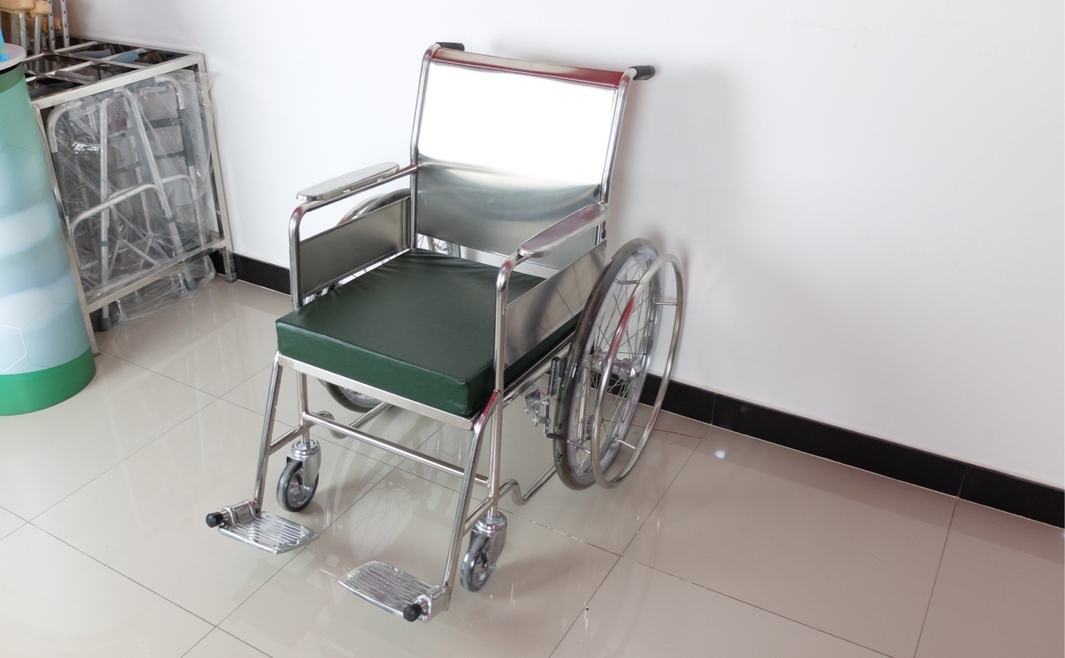 รถเข็นวีลแชร์ผู้ป่วยสแตนเลส รุ่น PS56 แบบพับไม่ได้ พร้อมเบาะรองนั่ง
