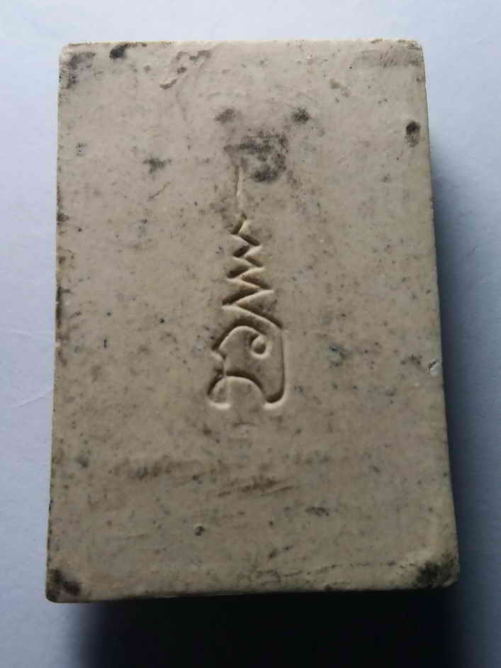 รหัสสินค้า หลวงปู่ทวด วัดต่างๆ 010 หลวงปู่ทวด วัดช้างให้ จังหวัดปัตตานี เนื้อผงสี่เหลี่ยม หลังยันต์นะเฉลียวเพชร ไม่ทราบปีที่สร้าง เนื้อผงสีขาว พระรายการนี้ให้เช่าบูชาแล้ว