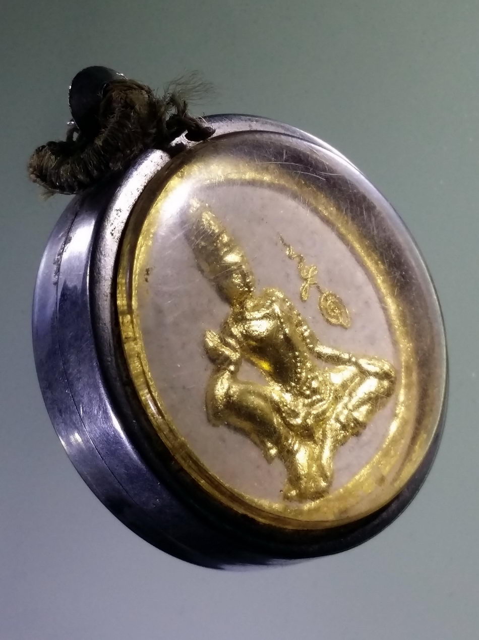 รหัสสินค้า จตุคามรามเทพ 869 ว่านขาวปัดทอง 2 หน้า พระเทวราชโพธิสัตว์จตุคามรามเทพ ย่าโม ท้าวสุรนารี ไม่ทราบรุ่น มาพร้อมตลับสแตนเลสแขวนบูชาได้ทันที เมื่อรับของ