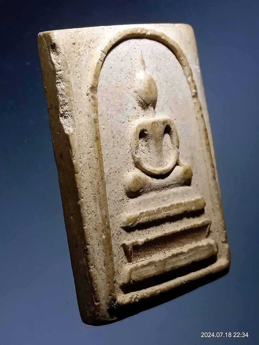 รหัสสินค้า พระสมเด็จ วัดต่างๆ 1230 พระสมเด็จเนื้อผง วัดชุมแสงศรัทธาราม จังหวัดชลบุรี พระมีรอยกระเทาะตามรูปที่เห็น