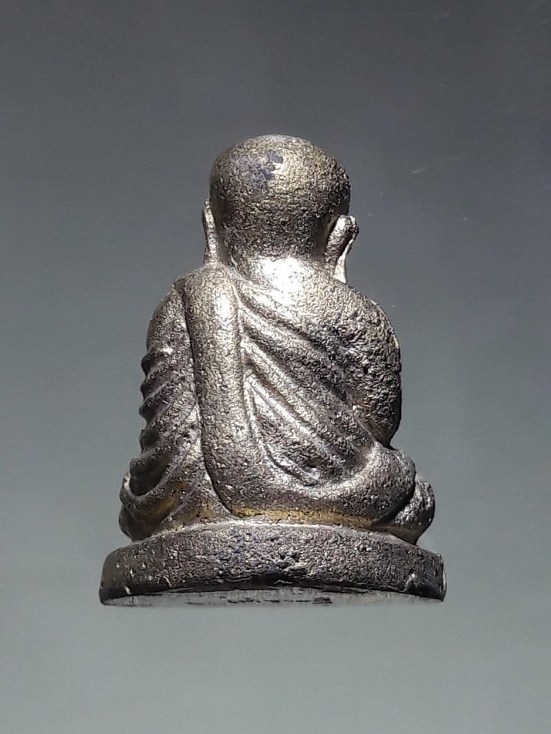 รหัสสินค้า พระมีกล่อง 253 รูปหล่อหลวงพ่อเงิน วัดบางคลาน ออกวัดวิจิตราราม จังหวัดพิจิตร สร้างปี 2558 รุ่นเศรษฐีใหม่ ตอกโค๊ตใต้ฐาน ขนาดเทียบกับเหรียญบาท กล่องเดิม