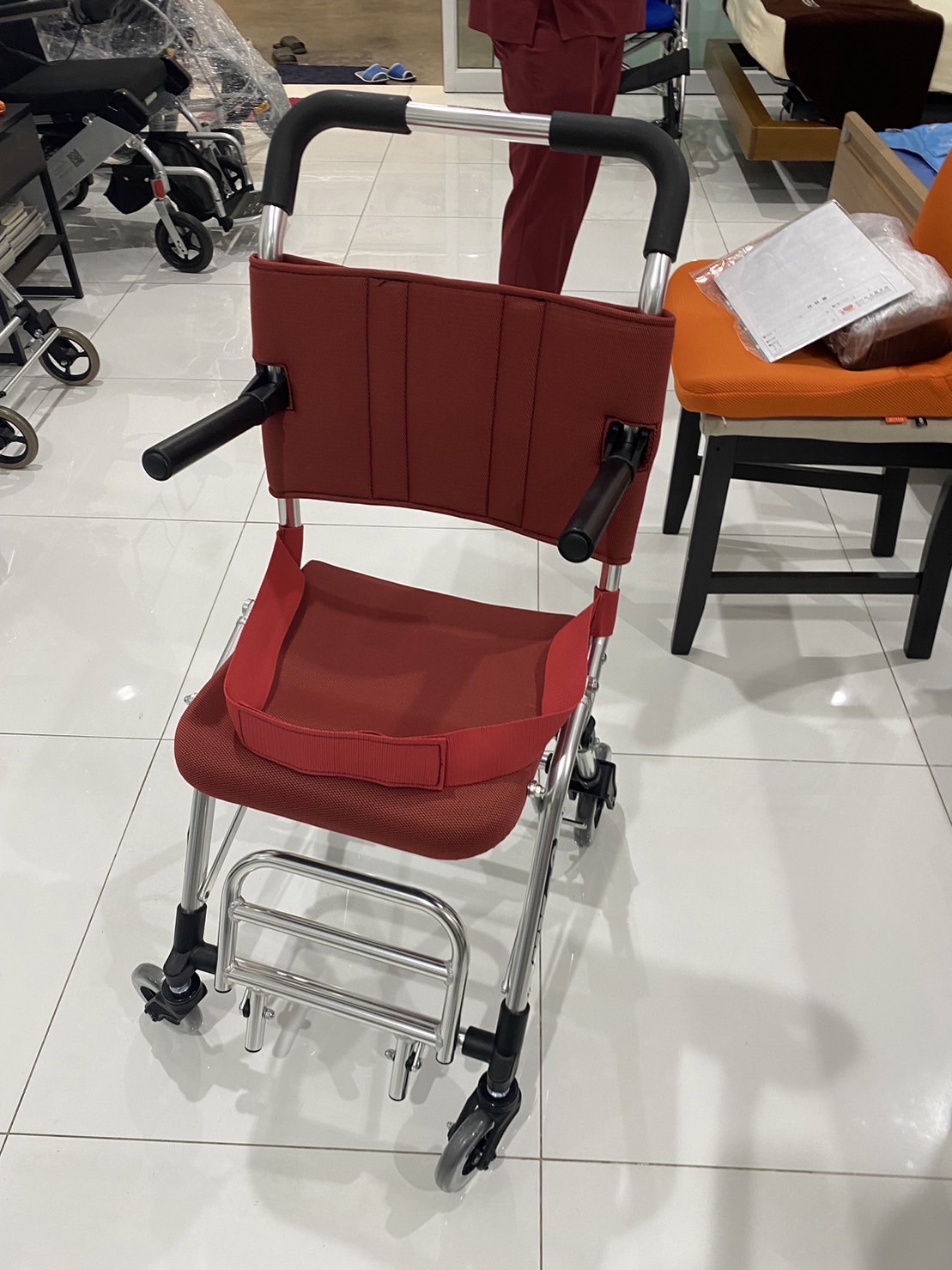 รถเข็นน้ำหนักเบา แบรนด์ญี่ปุ่น Matsunaga Wheelchair (車いす) รุ่น MV2 น้ำหนักเบาพิเศษเพียง 6.2 kg. + แถมฟรีกระเป๋าใส่รถเข็น 1 ใบ