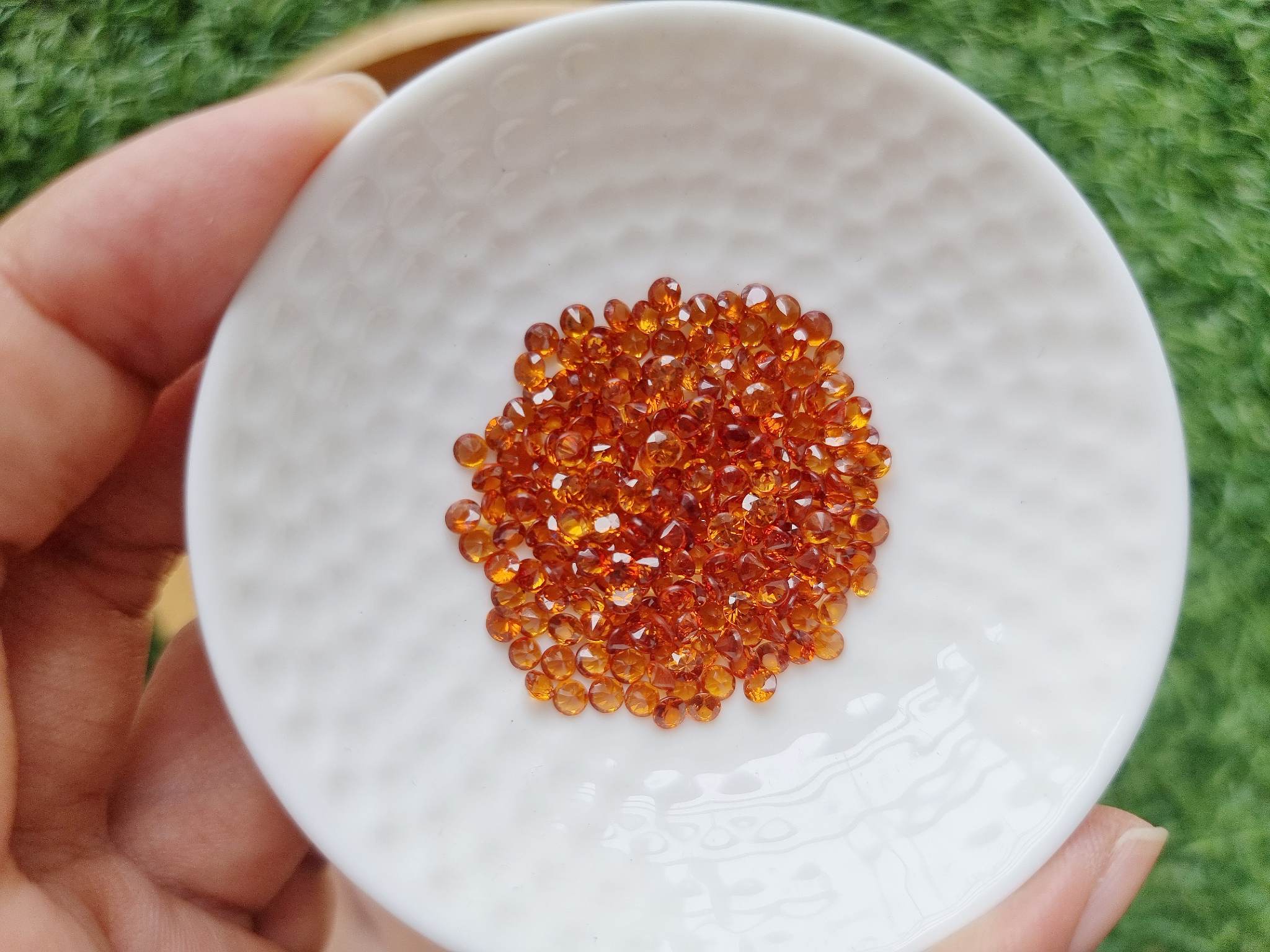 พลอยสเปสซาไทกลมเจียรเหลี่ยม 3.0 mm. 1 กะรัต