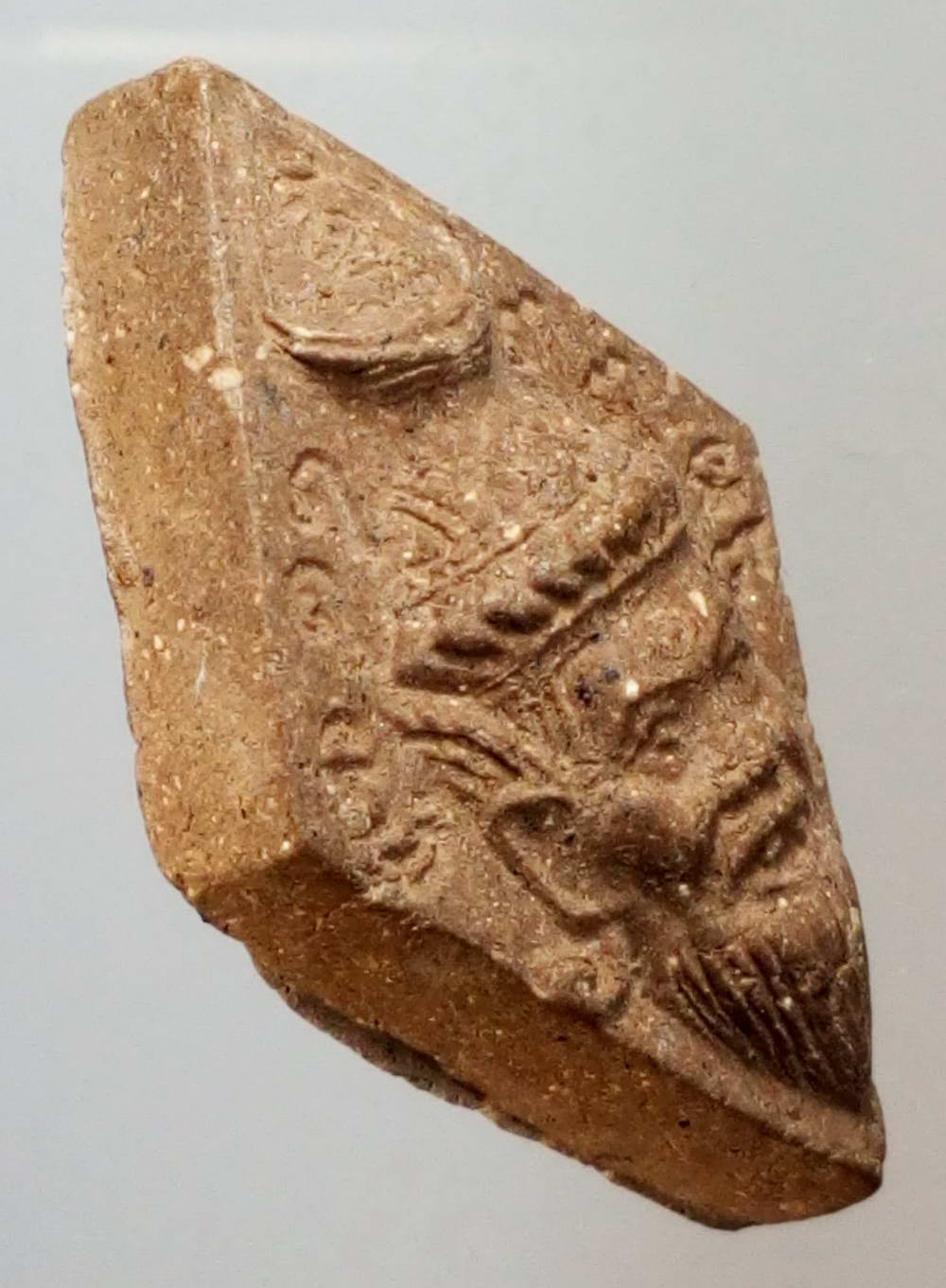 รหัสสินค้า พระไม่ทราบที่ 172 พระฤาษีเนื้อผง พิมพ์สี่เหลี่ยมข้าวหลามตัด น่าจะเป็นพระผงผสมว่าน ไม่ทราบที่ พระรายการนี้ให้เช่าบูชาแล้ว