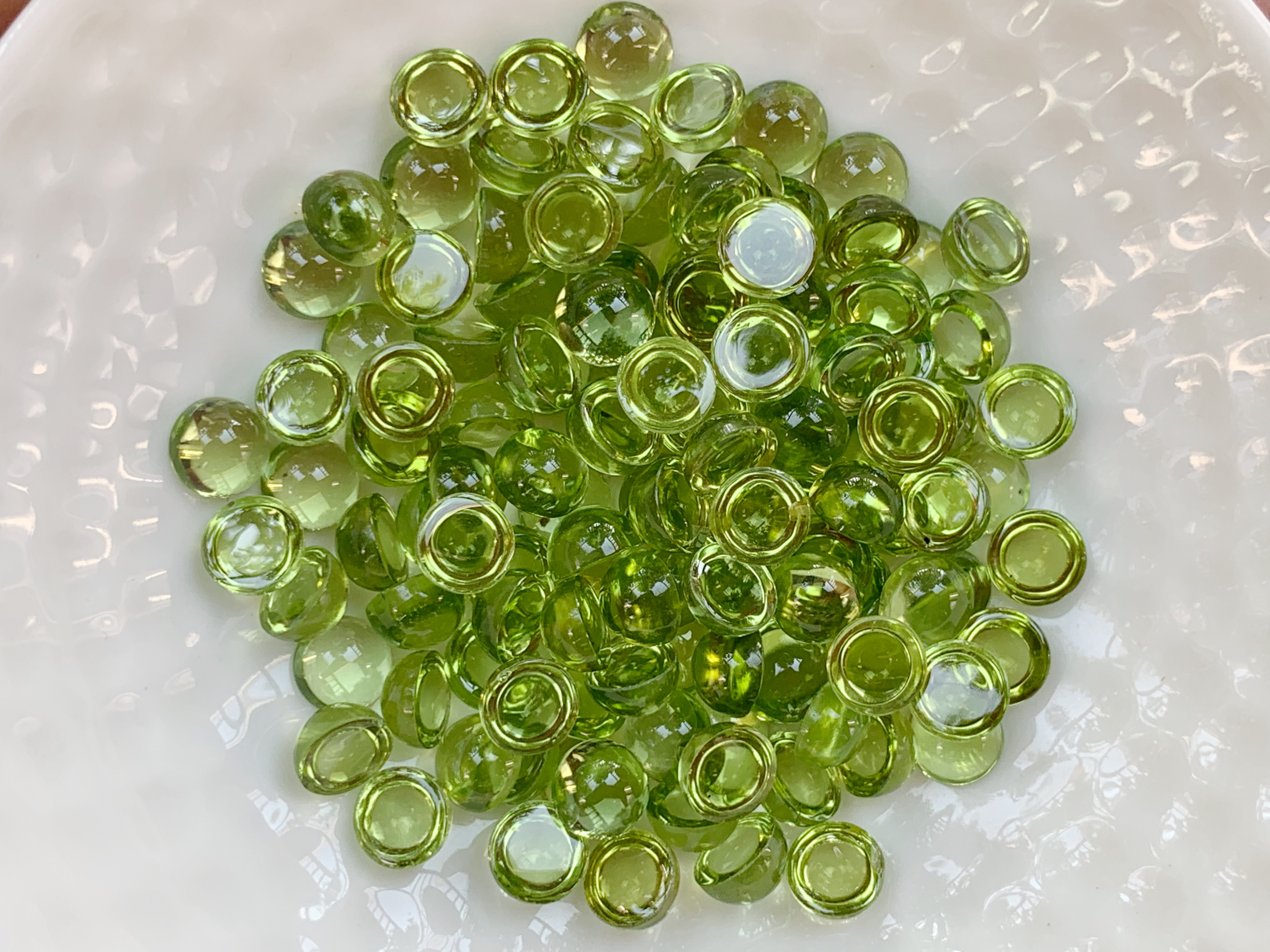 เพอริดอทกลมหลังเบี้ย 5.0 มม. 10 กะรัต