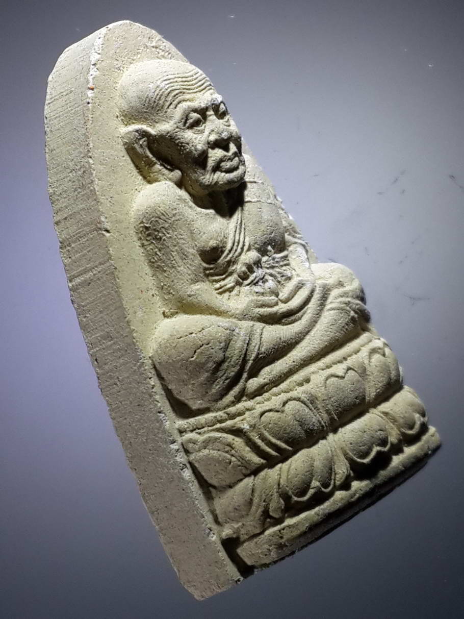 รหัสสินค้า หลวงปู่ทวด วัดต่างๆ 357 หลวงปู่ทวดเนื้อผง สร้างปี 2545 ด้านหลังมีชื่อย่อวัด ว.ล.ภ. พระรายการนี้ให้เช่าบูชาแล้ว