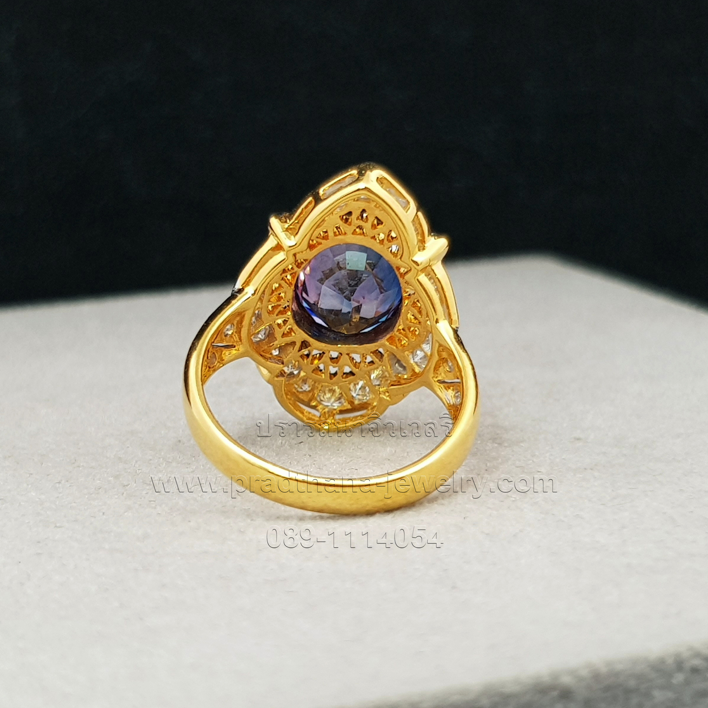 แหวนไพลินเปลี่ยนสีประดับเพชร