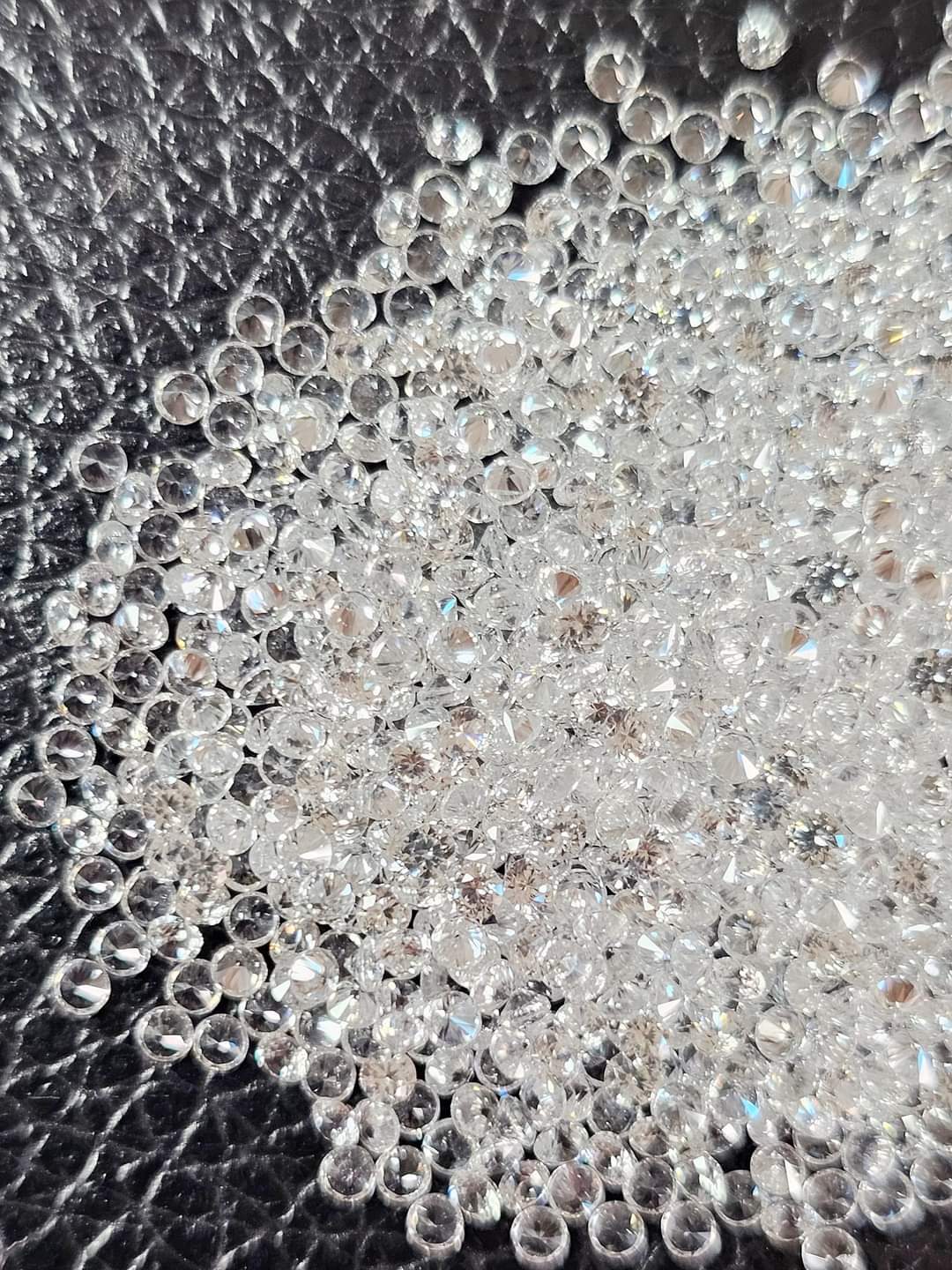 พลอยเพทายขาวกลม 1.8 มม. 1 กะรัต