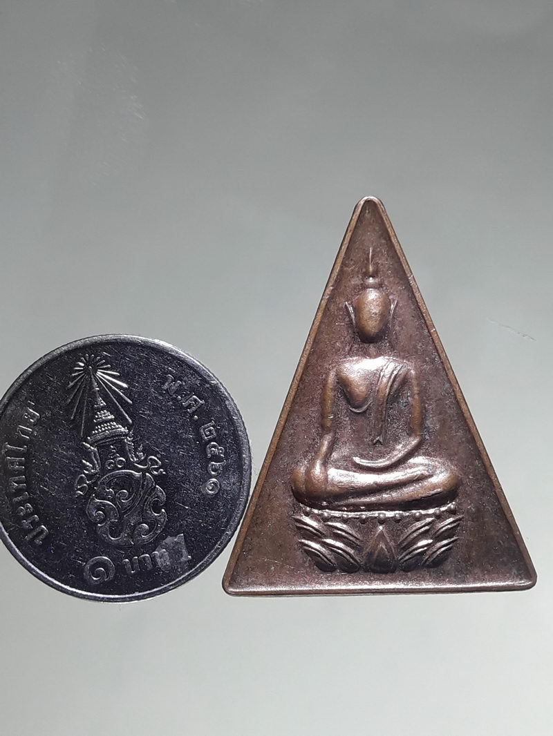 รหัสสินค้า เหรียญพระพุทธ 4343 เหรียญนางพญา นั่งฐานบัว พิมพ์สามเหลี่ยม หลวงพ่อพุธ ฐานิโย วัดป่าสาลวัน จังหวัดนครราชสีมา รุ่นขุมทรัพย์ ตอกโค๊ต ด้านหลัง