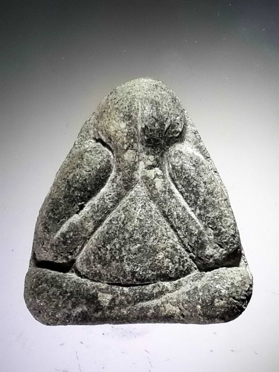 รหัสสินค้า พระปิดตา ทั่วไป 213 พระปิดตา เนื้อผงใบลาน หลังอูม ไม่ทราบที่ พระมีไข เริ่มขึ้น พระเก่า มีอายุครับ องค์นี้ พระรายการนี้ให้เช่าบูชาแล้ว