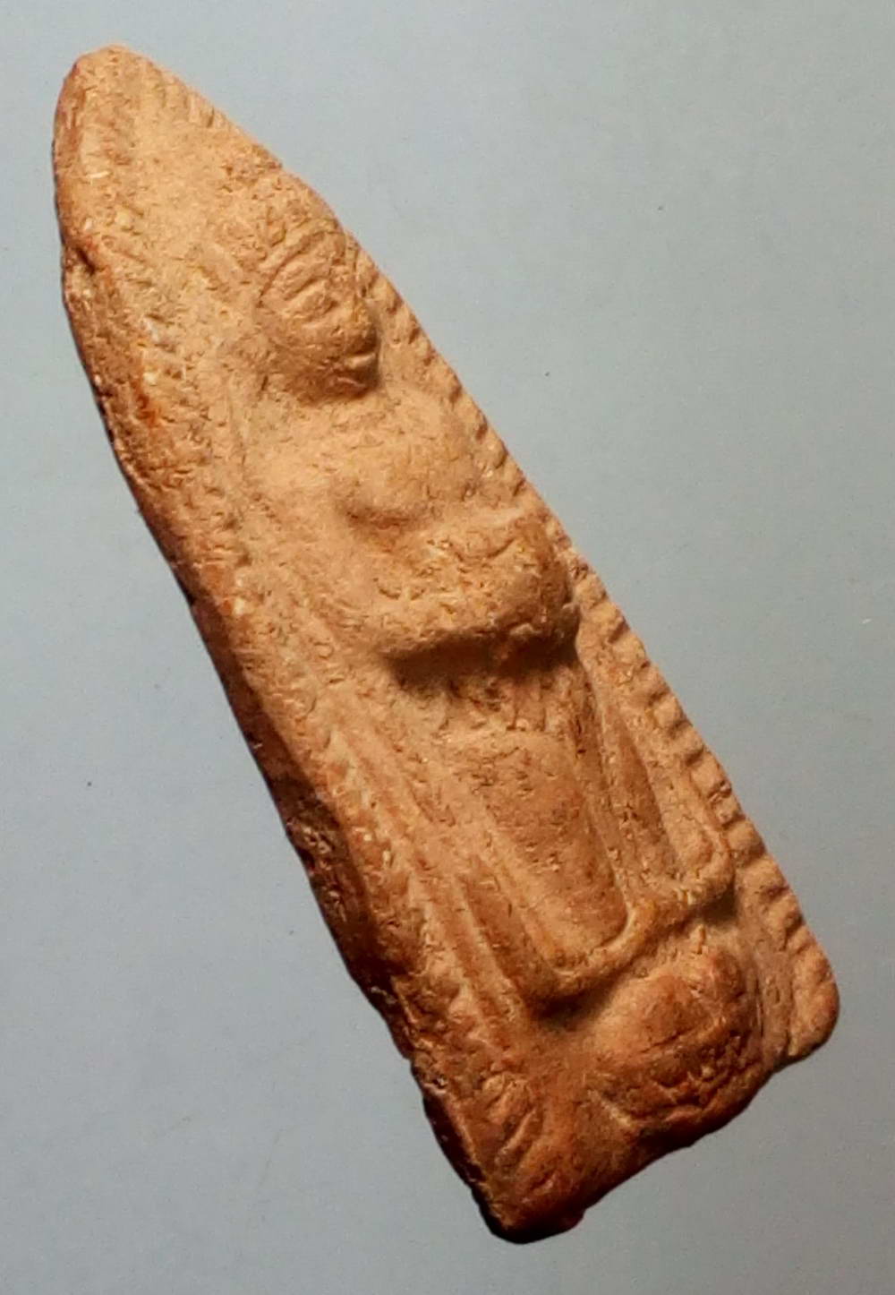 รหัสสินค้า พระไม่ทราบที่ 186 พระร่วงยืนอุ้มบาตรเนื้อดินเผา ปั๊มตรายาง สุนทรโรจนตุณ ไม่ทราบที่ พระรายการนี้ให้เช่าบูชาแล้ว