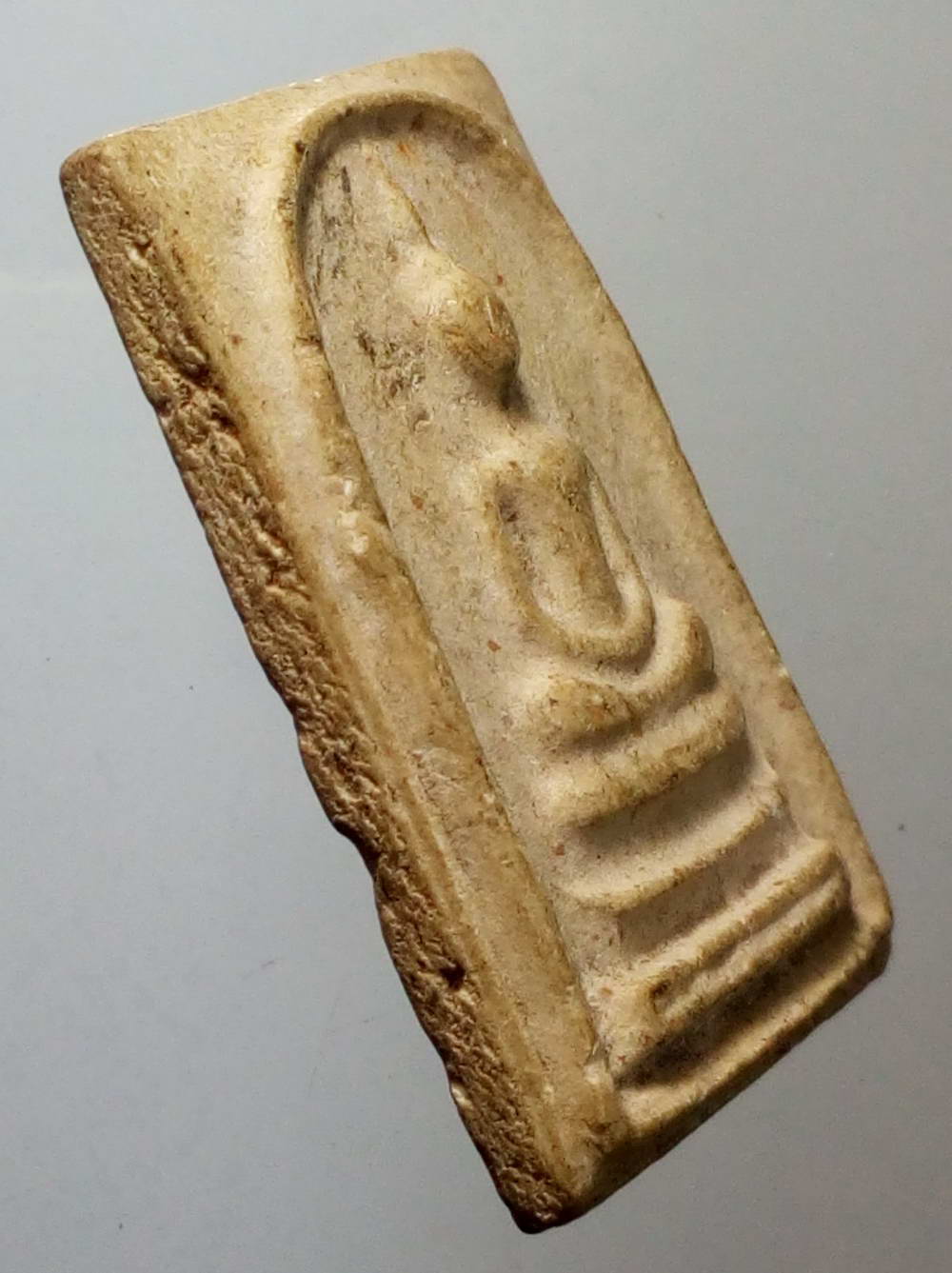 รหัสสินค้า พระสมเด็จ วัดต่างๆ 447 พระสมเด็จเนื้อผง หลวงพ่อวิเชียร จันทโน วัดสี่เหลี่ยม จังหวัดบุรีรัมย์ รุ่นเสาร์ 5 ปี 26