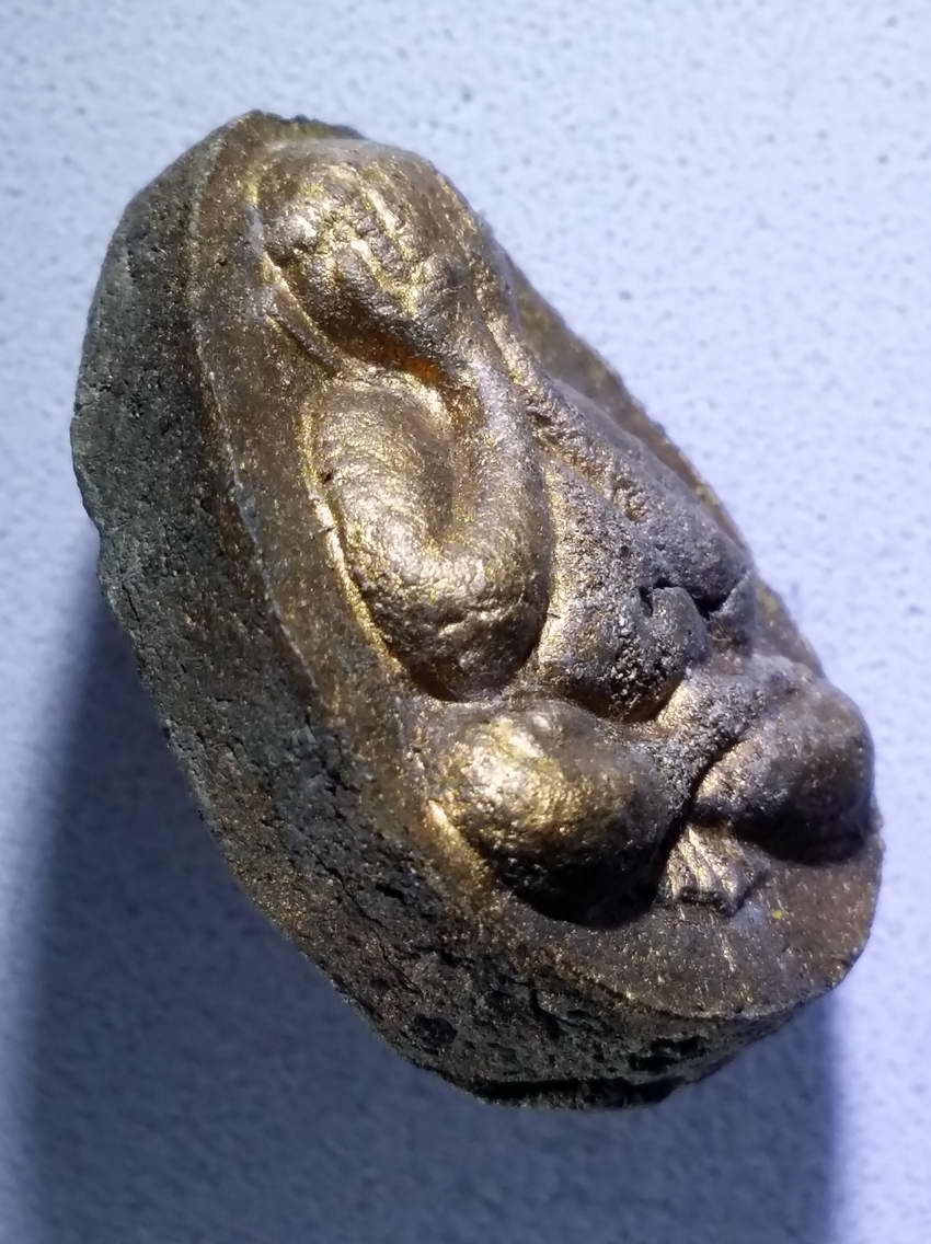 รหัสสินค้า พระปิดตา ทั่วไป 258 พระปิดตาเนื้อผงใบลาน ทาทองบรอนซ์ ฝังตะกรุด หลวงพ่อคูณ วัดบ้านไร่ อำเภอด่านขุนทด จังหวัดนครราชสีมา สร้างปี 2536