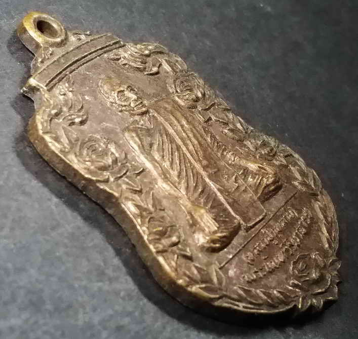 รหัสสินค้า นนทบุรี 003 เหรียญเสมาหลวงปู่กุหลาบ วัดใหญ่สว่างอารมณ์ อำเภอปากเกร็ด จังหวัดนนทบุรี สร้างปี 2524 สภาพผิวหิ้ง พระรายการนี้ให้เช่าบูชาแล้ว