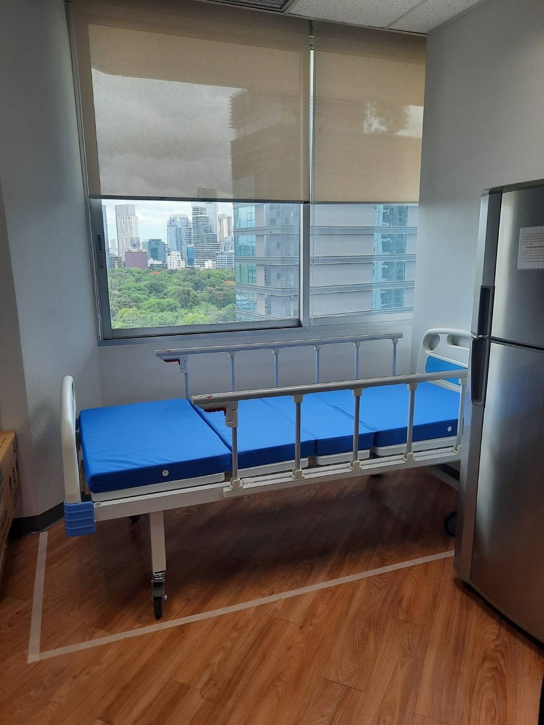 เตียงผู้ป่วยมือหมุน 3 ไกร์ หัว-ท้าย ABS ราวสไลด์ (Manual Hospital Bed) แถมพิเศษ ฟูกที่นอน 4 ตอน