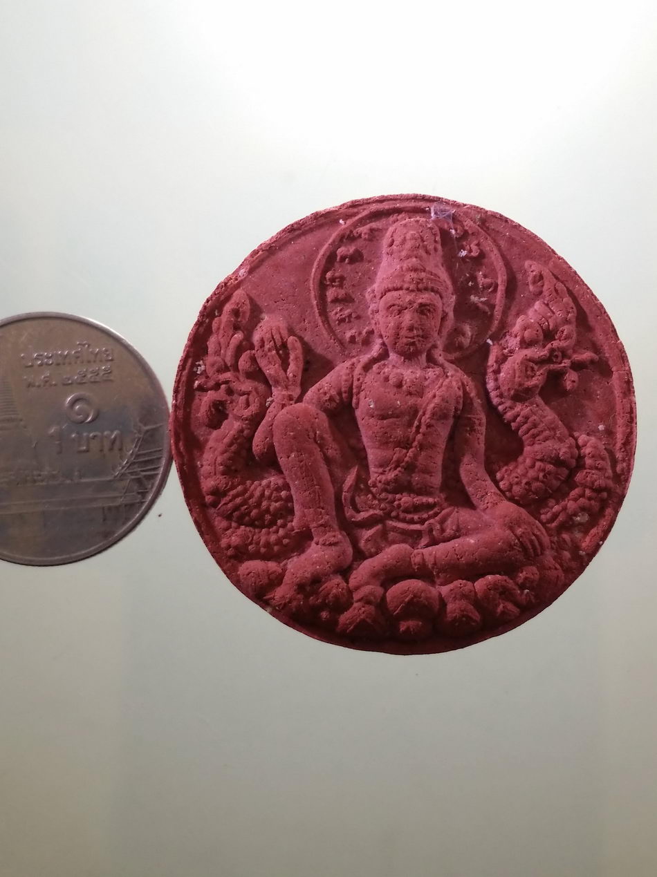 รหัสสินค้า พระมีกล่อง 4045 พระเทวราชโพธิสัตว์ จตุคามรามเทพ รุ่นทรัพย์ไหลมามหามงคล เนื้อว่านแดงพิมพ์เล็ก ขนาดเทียบกับเหรียญบาท