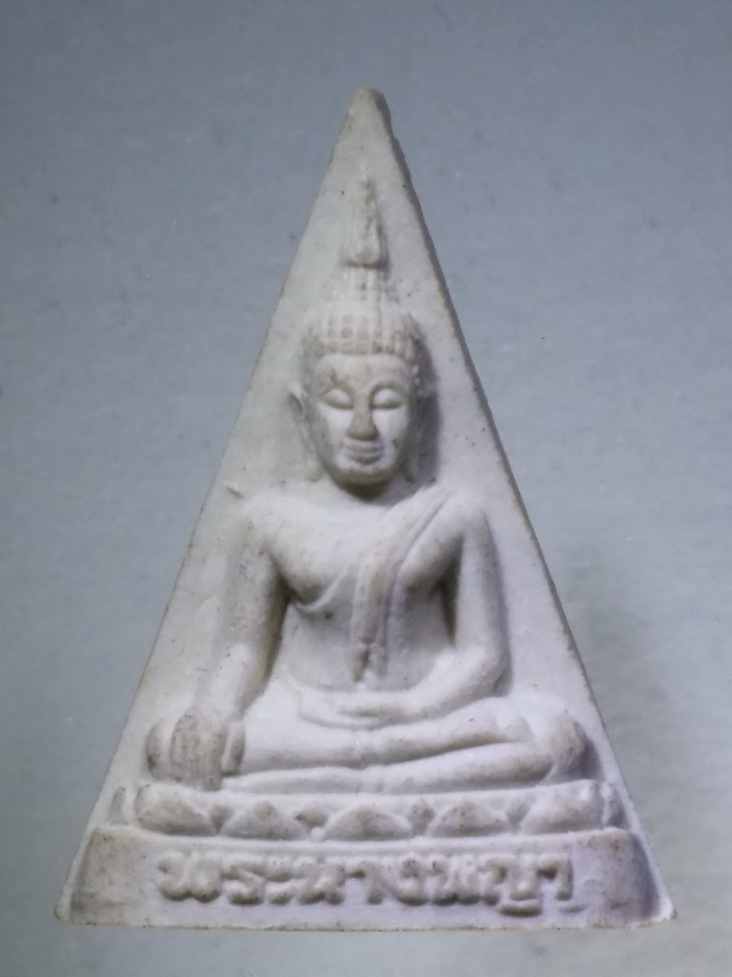 รหัสสินค้า พระเนื้อดิน เนื้อผง เนื้อว่าน 1392 พระนางพญาเนื้อผงรุ่นประวัติศาสตร์ หลังตราสัญลักษณ์พระราชพิธีกาญจนาภิเษก สร้างปี 2539 พระรายการนี้ให้เช่าบูชาเเล้ว