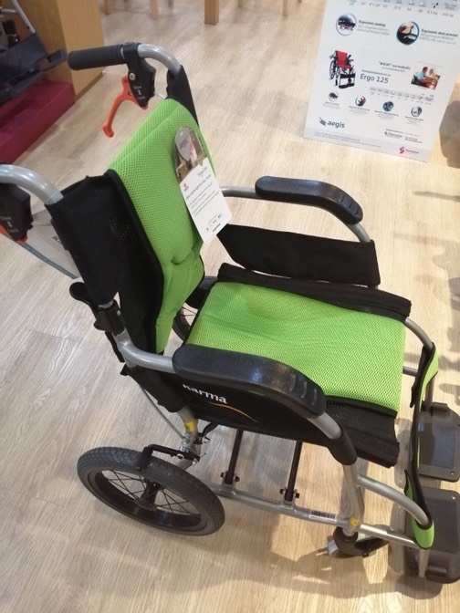 รถเข็นวีลแชร์น้ำหนักเบา พับได้ อลูมินัมอัลลอยด์คาร์ม่า รุ่น Ergo Lite (WheelChair KARMA Ergo Lite) น้ำหนักเบาเพียง 8.5 กก. เบากว่าทุกรุ่นของคาร์ม่า เหมาะสำหรับเดินทาง ของแท้ รับประกันศูนย์ไทย 5 ปี (รุ่นยอดนิยม)