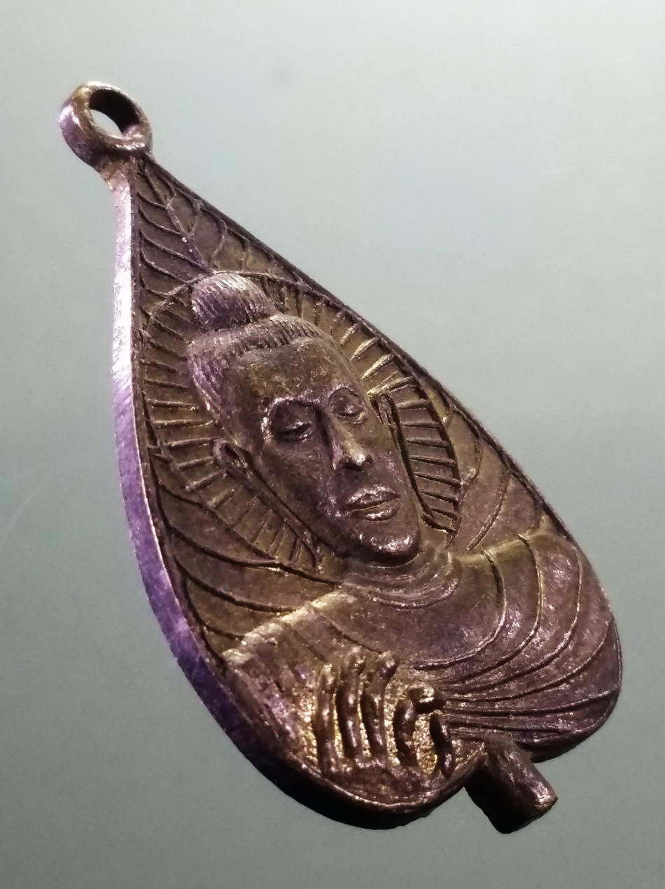 รหัสสินค้า เหรียญพระพุทธ 4099 เหรียญใบโพธิ์ พระพุทธเจ้า มหาศาสดาโลก หลังยันต์ ดินน้ำลมไฟ นะมะพะทะ เก่าครับเหรียญนี้ ไม่ทราบวัดที่ไหน จัดสร้าง