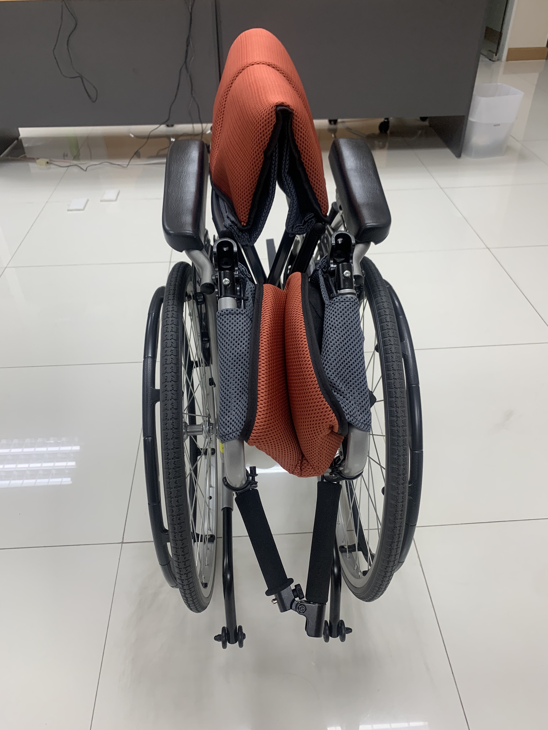 รถเข็นอลูมินัมอัลลอยด์คาร์ม่า Karma รุ่น S-Ergo 106 (WheelChair KARMA Ergo 106) ผู้ใช้งานหน้าท้องใหญ่ นั่งสบาย พนักพิงหลังปรับเอนได้ 3 ระดับ ของแท้ รับประกันศูนย์ไทย 5 ปี