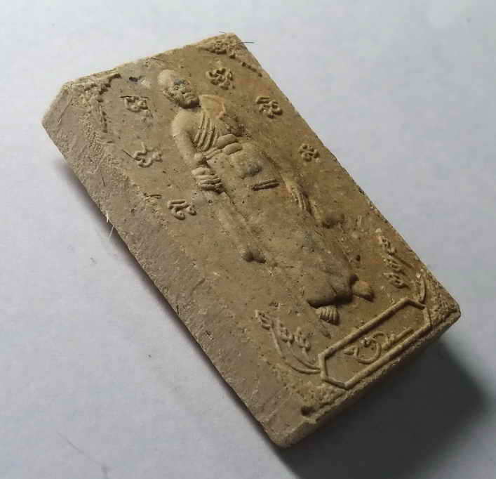 รหัสสินค้า พระไม่ทราบที่ 070 พระผงพิมพ์ยืนหลวงปู่บัว หลังพระสิวลี ไม่ทราบที่ ทางด้านหลังอักขระขอมเขียนว่า อุอากะสะ เป็นคาถาหัวใจเศรษฐี และนะชาลีติ เป็นหัวใจของพระฉิมพลี